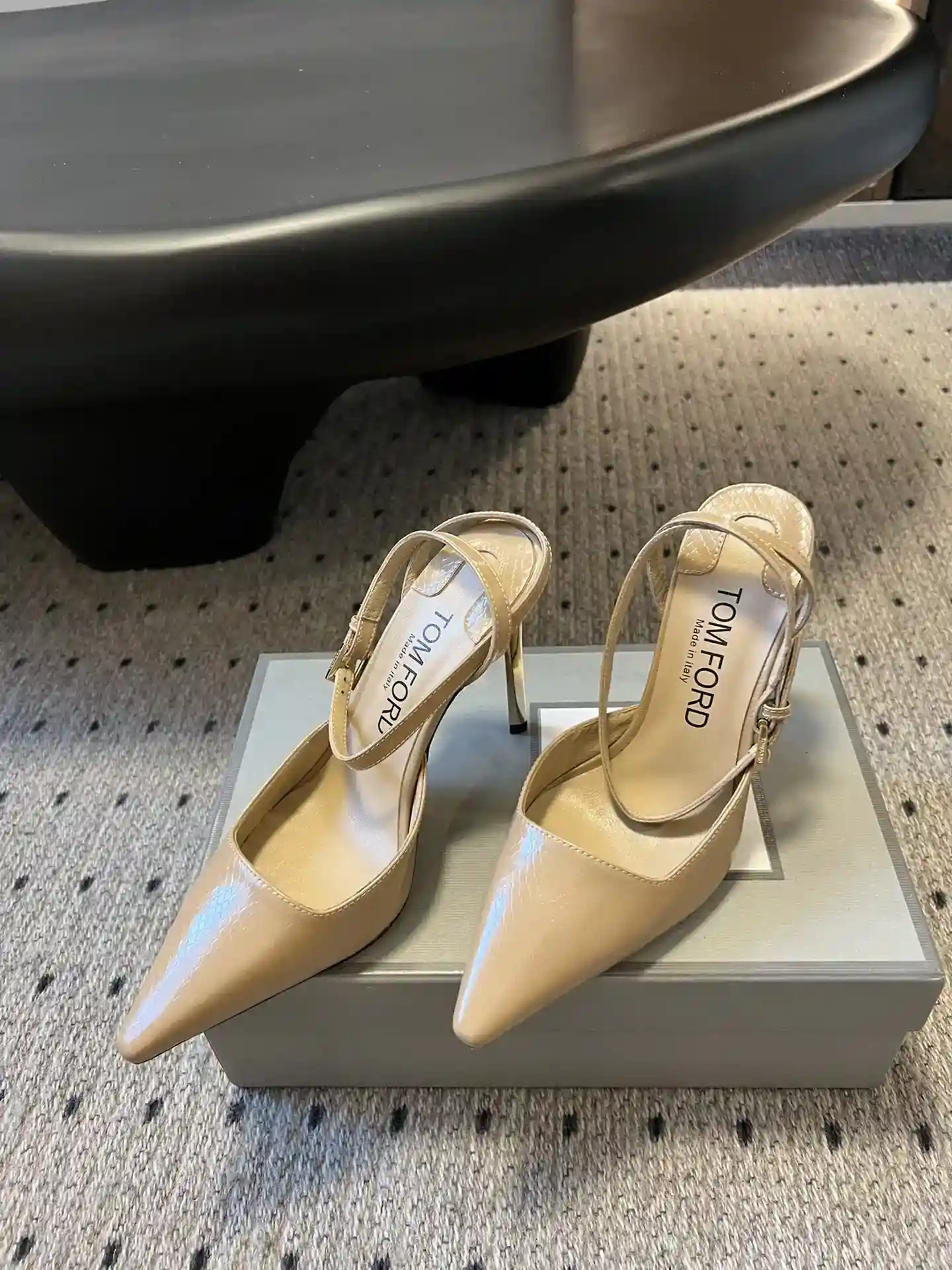 Image[3]-p660Tomford 25ss Early Spring High Heel Pointed Toe Single Shoes High Heel usando "coração de aço fazendo salto de ferro" Pointed Toe Single Shoes e Pointed Toe Sandals respetivamente para o verão e outono injetado em todas as esferas da vida das necessidades das mulheres rapidamente obtê-lo! É a primeira escolha para deusas sexy! A elite da centopeia precisa de puxar toda a relva com facilidade e conforto Marca da casa parisiense com cores parisienses e elementos de moda como inspiração para dar às pessoas conforto e elegância de luxo Tecido: couro de vaca Sola: sola de couro italiano Forro: pele de carneiro tamanho: 35 ~ 40 (40. Personalizado não retornável) Calcanhar: 10,5cm-Sacos altos