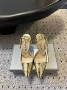 ¡p660Tomford 25ss principios de la primavera de tacón alto puntiagudo del dedo del pie zapatos individuales de tacón alto con "corazón de acero haciendo talón de hierro" puntiagudo del dedo del pie zapatos individuales y sandalias puntiagudas del dedo del pie para el verano y el otoño, respectivamente, en todos los ámbitos de la vida de las mujeres necesita para conseguirlo! ¡Es la primera opción para las diosas sexy! Ciempiés élite necesidad de tirar de toda la hierba fácil y cómodamente marca de la casa parisina con colores parisinos y elementos de moda como inspiración para dar a la gente de lujo comodidad y elegancia Tejido: piel de vaca Suela: suela de cuero italiano Forro: piel de oveja tamaño: 35 ~ 40 (40. Custom no retornables) Tacón: 10,5 cm-Alta Faux Bolsas