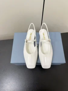 P700 PRADA / Prada 25ss primavera y verano plana con cabeza cuadrada sandalias huecas zapatos individuales diseño simple es probablemente su mayoría de la gente como el punto no es una mala calle tipo de personalidad muy propia marca Tejido: charol de becerro importado Forro: piel de oveja importada raza mixta Suela: suela de cuero italiano (la versión original de la suela de moldeo por inyección de molde abierto) Altura del tacón: 2cmTalla: 35-39 (34.40.41.42) Personalizados no retornables)-bolsos de alta costura