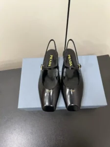 P700 PRADA / Prada 25ss primavera y verano plana con cabeza cuadrada sandalias huecas zapatos individuales diseño simple es probablemente su mayoría de la gente como el punto no es una mala calle tipo de personalidad muy propia marca Tejido: charol de becerro importado Forro: piel de oveja importada raza mixta Suela: suela de cuero italiano (la versión original de la suela de moldeo por inyección de molde abierto) Altura del tacón: 2cmTalla: 35-39 (34.40.41.42) Personalizados no retornables)-bolsos de alta costura