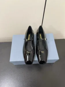 P700 PRADA / Prada 25ss primavera e verão plana com cabeça quadrada sapatos simples design simples é provavelmente a sua maioria das pessoas como o ponto não é um tipo de rua ruim de personalidade de marca muito própria Tecido: couro envernizado de bezerro importado Forro: pele de carneiro de espécies mistas importadas Sola: sola de couro italiano (a versão original da sola de moldagem por injeção de molde aberto) Altura do salto: 2cmTamanho: 35-39 (34.40.41.42 personalizado não (Devoluções)-Bolsas de alta costura