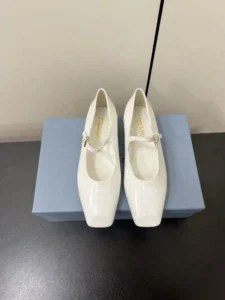 P700 PRADA / Prada 25ss primavera e verão plana com cabeça quadrada sapatos simples design simples é provavelmente a sua maioria das pessoas como o ponto não é um tipo de rua ruim de personalidade de marca muito própria Tecido: couro envernizado de bezerro importado Forro: pele de carneiro de espécies mistas importadas Sola: sola de couro italiano (a versão original da sola de moldagem por injeção de molde aberto) Altura do salto: 2cmTamanho: 35-39 (34.40.41.42 personalizado não (Devoluções)-Bolsas de alta costura