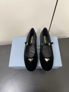 Velvet P640 PRADA 25ss Prada outono e inverno força para atacar Mary Jane sapatos individuais sapatos de balé super burst série de explosões de vários grande rede estrela vermelha Qiao Xin Cheng Xiao a mesma fivela triângulo cabeça redonda (Mary Jane sapatos individuais)! A moda versátil e agradável de um único produto em cada sentido, a beleza mantém-se firme e exclusiva! Como usar saltos altos e com medo de irmãs cansadas, olhar sobre o fundo plano absolutamente deixar o pé pisar luz 100 por cento não cansado pés no pé estável fácil! O tema deste ano não deve ser definido por uma personificação simples e concisa de textura de tecido de veludo importado forro de pele de carneiro etiqueta triangular toque sensação de colisão e a versão original do mesmo com a sola original Tamanho: #35-42 (40.41.42 personalizado não retornável) - Bolsas Faux altas