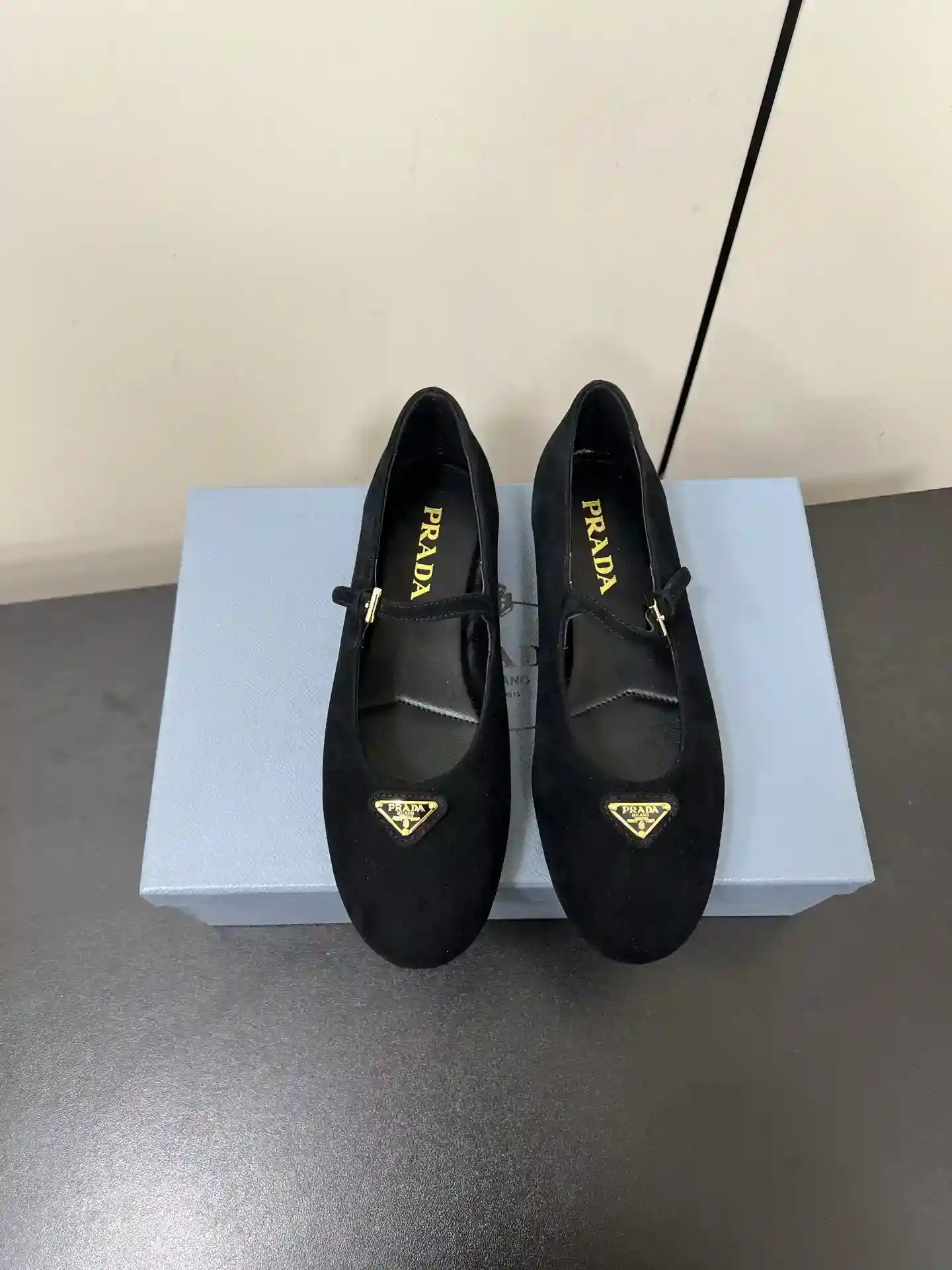 Superfície de jogo de ovelhas P680 PRADA 25ss Prada outono e inverno força para atacar Mary Jane sapatos individuais sapatos de balé super burst série de explosivos vários grande rede estrela vermelha QIAO Xin Cheng Xiao o mesmo parágrafo fivela triângulo cabeça redonda (Mary Jane sapatos individuais)! A moda versátil e agradável de um único produto em cada sentido, a beleza mantém-se firme e exclusiva! Como usar saltos altos e com medo de irmãs cansadas, olhar sobre o fundo plano absolutamente deixar o pé pisar luz 100 por cento não cansado pés no pé estável fácil! O tema deste ano não é definido por uma concretização simples e concisa de tecidos de textura importados de carne de caça forro de pele de carneiro etiqueta triangular sensação de toque sensação de solavanco e a versão original do mesmo com a sola exterior original Tamanho:#35-42(40.41.42 personalizado não retornável)-bolsas de alta moda