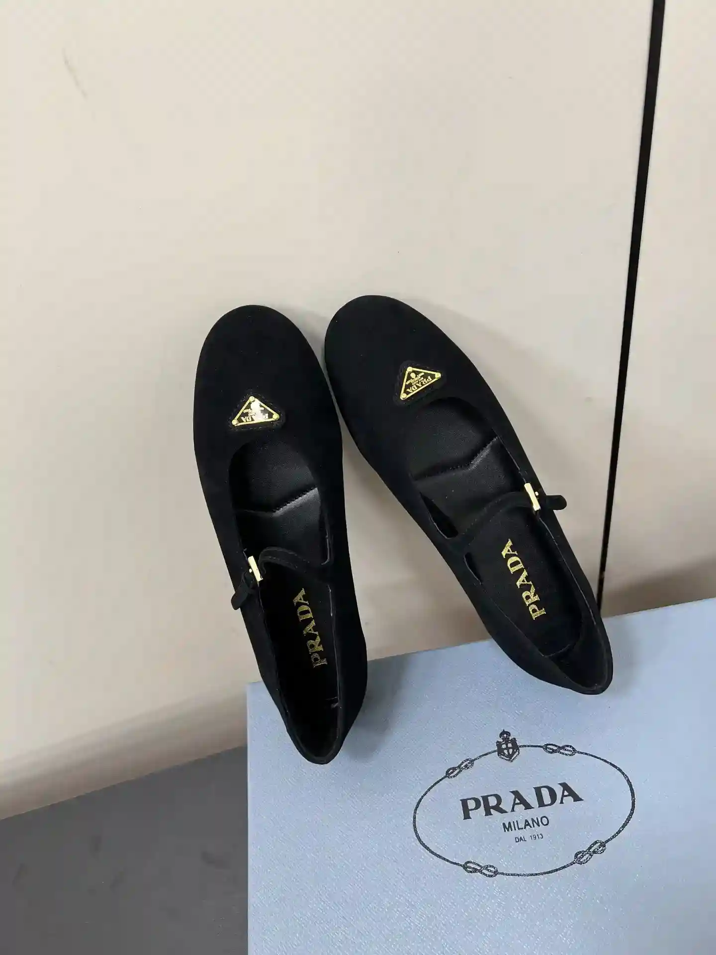 图片[5]-羊猄面P680 PRADA 25ss 普拉达秋冬 实力来袭  玛丽珍单鞋 芭蕾舞鞋超级爆系列爆品各大网红明星乔欣程潇同款圆头三角扣（玛丽珍单鞋）！时髦百搭nice单品各路美女站稳了独家啦！喜欢穿高跟鞋又怕累的姐姐们看过来平底绝对让脚步轻盈百分百不累脚上脚稳稳的轻松！今年的主题就是不被定义 通过简单简洁体现质感面料进口羊猄  内里羊皮 三角标触感凹凸感和原版一致搭配原版大底 Size:#35-42(40.41.42订做不退换）-高仿包包