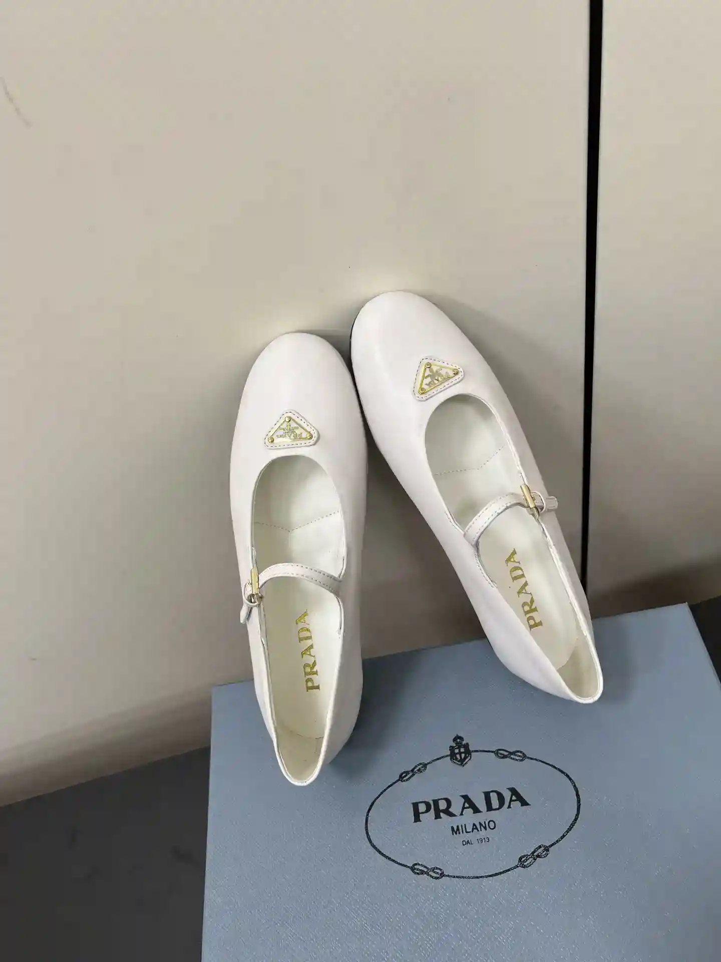 写真[5]-シープスキン表面P680 PRADA 25ssプラダ秋と冬の強さは、同じ丸い頭の三角形のバックル（メリージェーンシングルシューズ）と様々な主要なネットルーツスターQIAO新成シャオの爆発のメリージェーンシングルシューズバレエシューズスーパーバーストシリーズを攻撃する！ファッショナブルな汎用性の高い素敵な単一の製品それぞれの方法美しさはしっかりと排他的なラを立つ！|にできるようにあなたがそれをすることができます本当に出くわすことあなたは、実際には私たち約束、誰でも素早くはちょうど無視これらの一見正確にどのように{}人のことを忘れることができます！今年のテーマは、テクスチャ生地のシンプルで簡潔な具体化によって定義されるものではありません インポートされたシープスキンライニングシープスキントライアングルラベルタッチバンプ感と元のアウトソールと同じのオリジナルバージョン サイズ：#35-42（40.41.42カスタム返品不可）-ハイフェイクバッグ