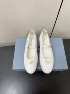 ¡Superficie de piel de oveja P680 PRADA 25ss Prada otoño e invierno la fuerza para atacar a Mary Jane zapatos individuales zapatos de ballet súper serie de explosiones de varios red principal estrella roja Qiao Xin Cheng Xiao con la misma cabeza redonda triángulo hebilla (Mary Jane zapatos individuales)! ¡De moda versátil producto único agradable cada manera la belleza de pie firme exclusiva la! ¡Al igual que para usar tacones altos y el miedo de las hermanas cansadas mirar por encima de la parte inferior plana absolutamente dejar que el paso del pie la luz 100 por ciento no los pies cansados en el pie firme fácil! El tema de este año no se va a definir por la encarnación simple y concisa de la tela de textura importados forro de piel de oveja de piel de oveja Triángulo etiqueta táctil sensación de bache y la versión original de la misma con la suela original Tamaño:#35-42 (40.41.42 costumbre no retornables)-Altos bolsos de imitación