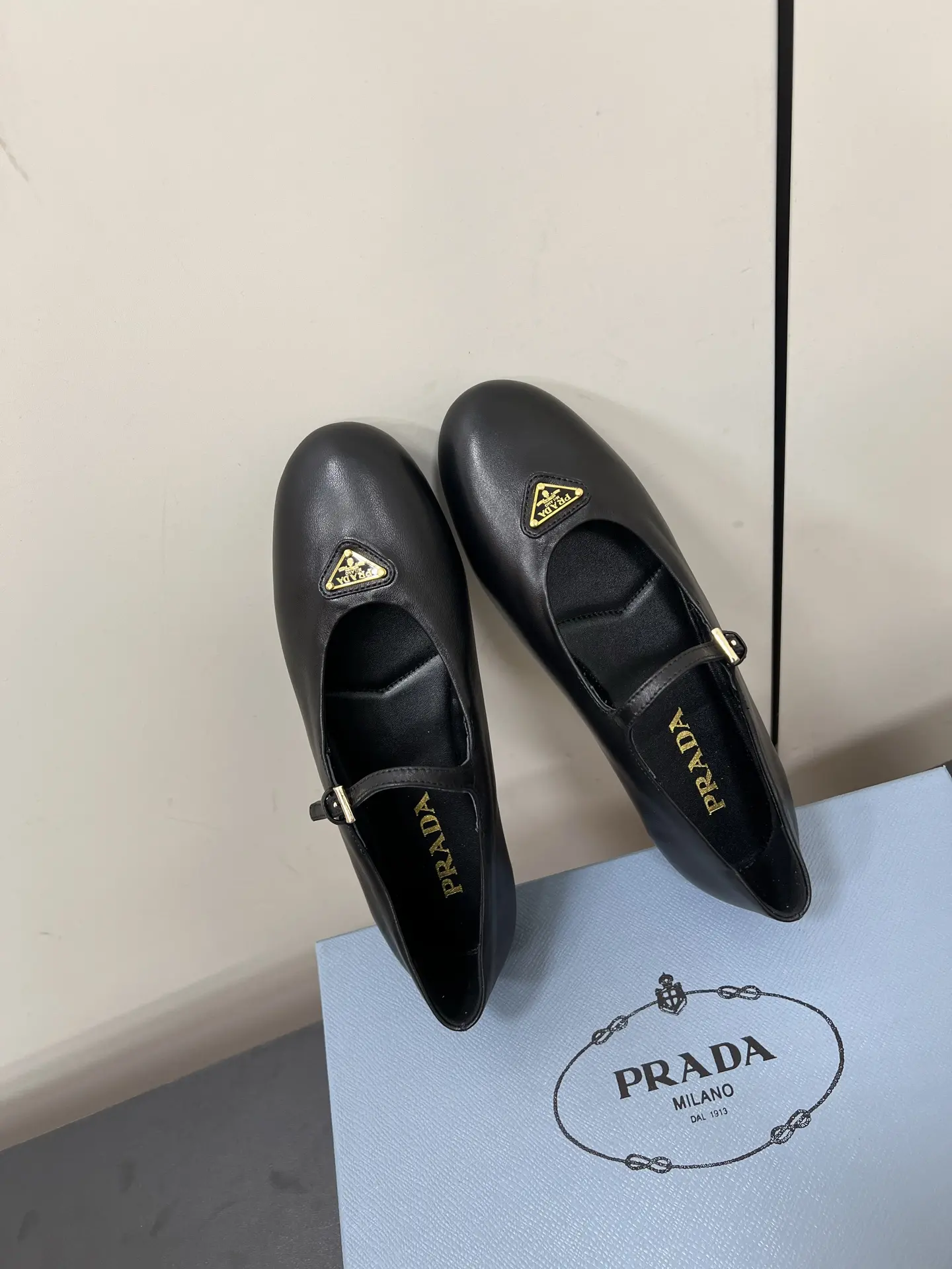 ¡Foto [5]-Sheepskin superficie P680 PRADA 25ss Prada otoño e invierno la fuerza para atacar a Mary Jane zapatos individuales zapatos de ballet súper serie de explosiones de varias estrellas principales netroots QIAO Xin Cheng Xiao la misma hebilla triángulo cabeza redonda (Mary Jane zapatos individuales)! ¡De moda versátil producto único agradable cada manera la belleza de pie firme exclusiva la! ¡Al igual que para usar tacones altos y el miedo de las hermanas cansadas mirar por encima de la parte inferior plana absolutamente dejar que el paso del pie la luz 100 por ciento no los pies cansados en el pie firme fácil! El tema de este año no se va a definir por la encarnación simple y concisa de la tela de textura importados forro de piel de oveja de piel de oveja Triángulo etiqueta táctil sensación de bache y la versión original de la misma con la suela original Tamaño:#35-42 (40.41.42 costumbre no retornables)-Altos bolsos de imitación