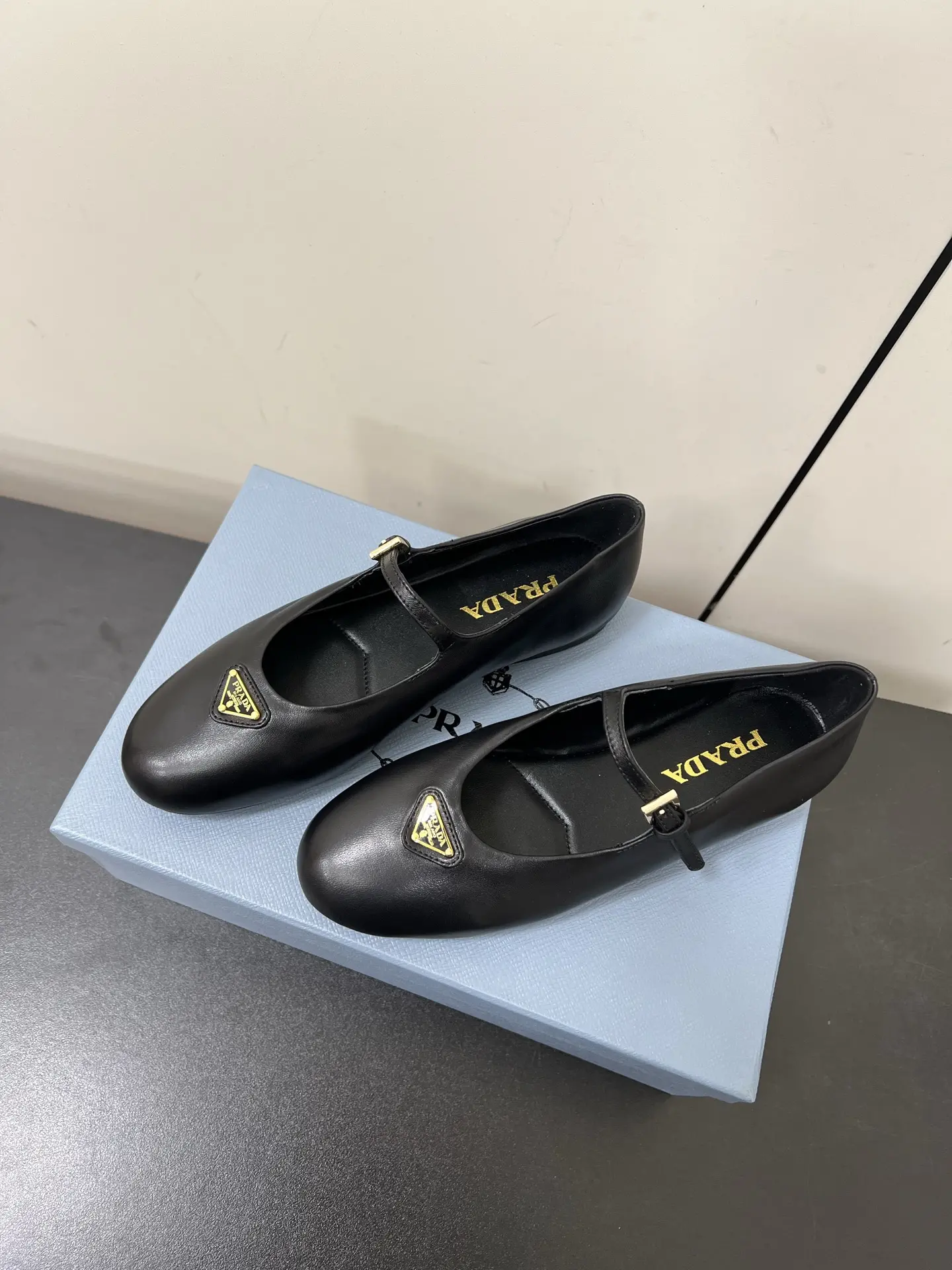 ¡Imagen [3]-Sheepskin superficie P680 PRADA 25ss Prada otoño e invierno la fuerza para atacar Mary Jane zapatos individuales zapatos de ballet súper serie de explosiones de varias estrellas principales netroots QIAO Xin Cheng Xiao con la misma hebilla triángulo cabeza redonda (Mary Jane zapatos individuales)! ¡De moda versátil producto único agradable cada manera la belleza de pie firme exclusiva la! ¡Al igual que para usar tacones altos y el miedo de las hermanas cansadas mirar por encima de la parte inferior plana absolutamente dejar que el paso del pie la luz 100 por ciento no los pies cansados en el pie firme fácil! El tema de este año no se va a definir por la encarnación simple y concisa de la tela de textura importados forro de piel de oveja de piel de oveja Triángulo etiqueta táctil sensación de bache y la versión original de la misma con la suela original Tamaño:#35-42 (40.41.42 costumbre no retornables)-Altos bolsos de imitación