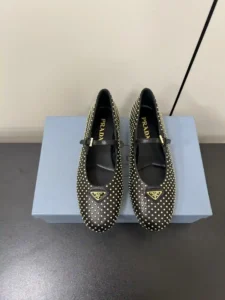 Superfície do rebite P740 PRADA 25ss Prada outono e inverno força para vir Mary Jane sapatos individuais sapatos de balé super burst série de explosões de várias grandes redes estrela vermelha Qiao Xin Cheng Xiao a mesma fivela triângulo cabeça redonda (Mary Jane sapatos individuais)! A moda versátil e agradável de um único produto em cada sentido, a beleza mantém-se firme e exclusiva! Como usar saltos altos e com medo de irmãs cansadas, olhar sobre o fundo plano absolutamente deixar o pé pisar luz 100 por cento não cansado pés no pé estável fácil! O tema deste ano não deve ser definido pela incorporação simples e concisa de textura de tecido importado de pele de carneiro forro de pele de carneiro Triângulo etiqueta toque sensação de colisão e a versão original do mesmo com a sola original Tamanho: #35-42 (40.41.42 personalizado não retornável) - Bolsas Faux altas