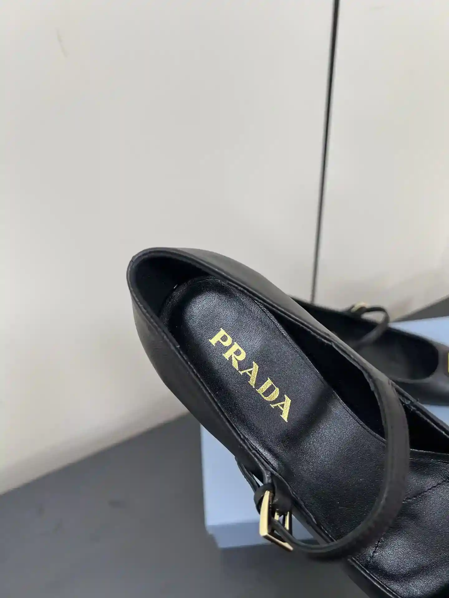 Photo [7]-P700 PRADA 25ss Prada automne et hiver force d'attaquer le talon moyen Mary Jane talon épais chaussures simples chaussures de ballet super série d'explosions de divers netroots stars majeurs Qiao Xin Cheng Xiao la même tête ronde boucle triangulaire (Mary Jane chaussures simples) ! La mode polyvalente belle produit unique chaque façon de la beauté se tenir fermement exclusive la ! Comme de porter des talons hauts et peur de sœurs fatiguées regardent sur le fond plat absolument laisser le pied marcher léger 100 pour cent pas de pieds fatigués sur le pied stable facile ! Le thème de cette année n'est pas à définir par simple et concis incarnation de la texture tissu importé peau de mouton / cuir verni doublure peau de mouton étiquette Triangle se sentir bosselé et la version originale de la même avec la semelle extérieure originale Taille : #35-42 (40.41.42 personnalisé non retournable)-High-fashion sacs