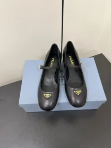 P700 PRADA 25ss Prada outono e inverno força para atacar o calcanhar médio Mary Jane salto grosso sapatos individuais sapatos de balé super burst série de explosões de várias grandes redes estrela vermelha Qiao Xin Cheng Xiao a mesma fivela triângulo cabeça redonda (Mary Jane sapatos individuais)! A moda versátil e agradável de um único produto em cada sentido, a beleza mantém-se firme e exclusiva! Como usar saltos altos e com medo de irmãs cansadas, olhar sobre o fundo plano absolutamente deixar o pé pisar luz 100 por cento não cansado pés no pé estável fácil! O tema deste ano não deve ser definido por uma personificação simples e concisa da textura do tecido importado de pele de carneiro / couro envernizado forro de pele de carneiro A etiqueta do triângulo parece irregular e a versão original do mesmo com a sola original Tamanho: #35-42 (40.41.42 personalizado não retornável) - Bolsas de alta moda