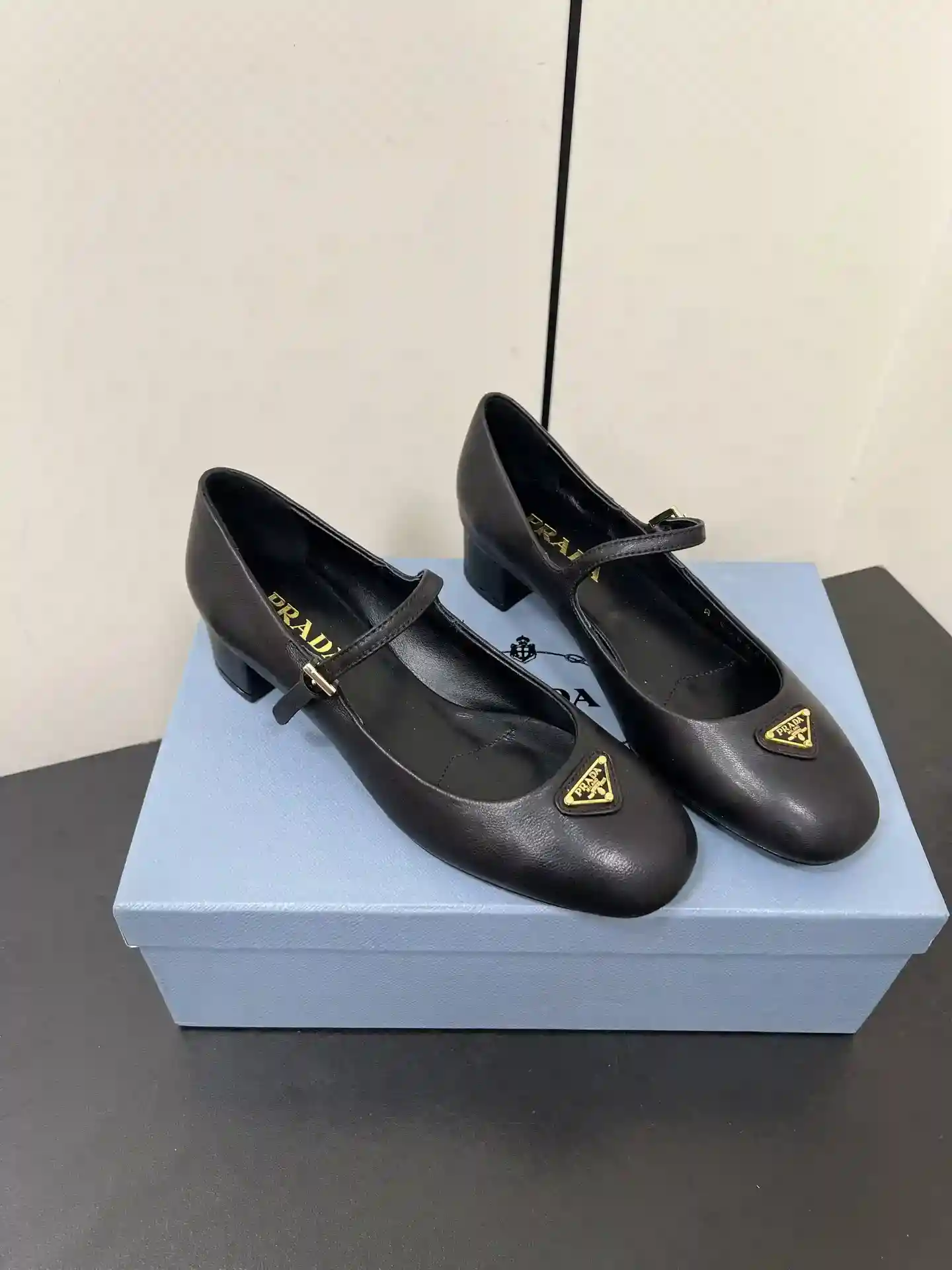 Photo [2]-P700 PRADA 25ss Prada automne et hiver force d'attaquer le talon moyen Mary Jane talon épais chaussures simples chaussures de ballet super éclat série d'explosions de divers netroots stars majeurs Qiao Xin Cheng Xiao la même tête ronde boucle triangle (Mary Jane chaussures simples) ! La mode polyvalente belle produit unique chaque façon de la beauté se tenir fermement exclusive la ! Comme de porter des talons hauts et peur de sœurs fatiguées regardent sur le fond plat absolument laisser le pied marcher léger 100 pour cent pas de pieds fatigués sur le pied stable facile ! Le thème de cette année n'est pas à définir par simple et concis incarnation de la texture tissu importé peau de mouton / cuir verni doublure peau de mouton Triangle étiquette toucher bump sensation et la version originale de la même avec la semelle extérieure originale Taille : #35-42 (40.41.42 personnalisé non retournable)-High-fashion sacs