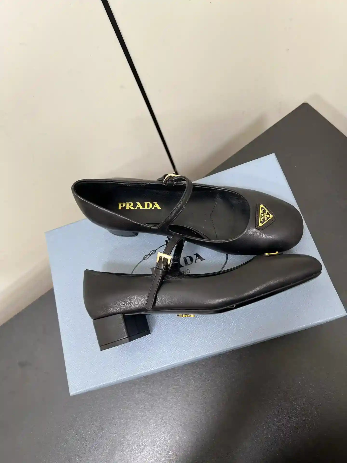 Photo [5]-P700 PRADA 25ss Prada automne et hiver force d'attaquer le talon moyen Mary Jane talon épais chaussures simples chaussures de ballet super éclat série d'explosions de divers netroots stars majeurs QIAO Xin Cheng Xiao la même tête ronde boucle triangulaire (Mary Jane chaussures simples) ! La mode polyvalente belle produit unique chaque façon de la beauté se tenir fermement exclusive la ! Comme de porter des talons hauts et peur de sœurs fatiguées regardent sur le fond plat absolument laisser le pied marcher léger 100 pour cent pas de pieds fatigués sur le pied stable facile ! Le thème de cette année n'est pas à définir par simple et concis incarnation de la texture tissu importé peau de mouton / cuir verni doublure peau de mouton Triangle étiquette toucher bump sensation et la version originale de la même avec la semelle extérieure originale Taille : #35-42 (40.41.42 personnalisé non retournable)-High-fashion sacs