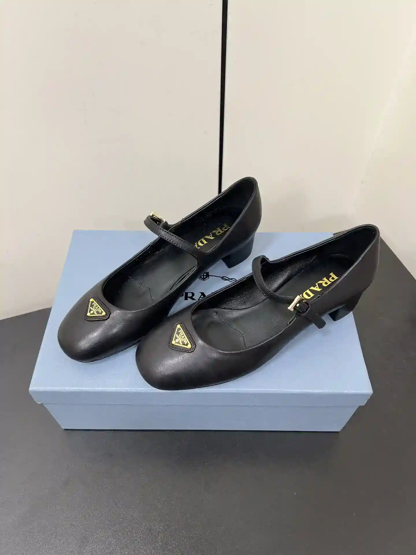 Photo [3]-P700 PRADA 25ss Prada automne et hiver force d'attaquer le talon moyen Mary Jane talon épais chaussures simples chaussures de ballet super éclat série d'explosions de diverses stars netroots majeurs QIAO Xin Cheng Xiao la même tête ronde boucle triangulaire (Mary Jane chaussures simples) ! La mode polyvalente belle produit unique chaque façon de la beauté se tenir fermement exclusive la ! Comme de porter des talons hauts et peur de sœurs fatiguées regardent sur le fond plat absolument laisser le pied marcher léger 100 pour cent pas de pieds fatigués sur le pied stable facile ! Le thème de cette année n'est pas à définir par simple et concis incarnation de la texture tissu importé peau de mouton / cuir verni doublure peau de mouton Triangle étiquette toucher bump sensation et la version originale de la même avec la semelle extérieure originale Taille : #35-42 (40.41.42 personnalisé non retournable)-High-fashion sacs