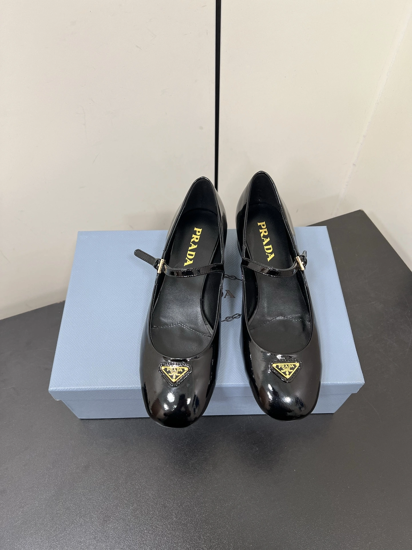 P700 PRADA 25ss Prada outono e inverno força para atacar o calcanhar médio Mary Jane salto grosso sapatos individuais sapatos de balé super burst série de explosões de várias grandes redes estrela vermelha Qiao Xin Cheng Xiao a mesma fivela triângulo cabeça redonda (Mary Jane sapatos individuais)! A moda versátil e agradável de um único produto em cada sentido, a beleza mantém-se firme e exclusiva! Como usar saltos altos e com medo de irmãs cansadas, olhar sobre o fundo plano absolutamente deixar o pé pisar luz 100 por cento não cansado pés no pé estável fácil! O tema deste ano não deve ser definido por uma personificação simples e concisa da textura do tecido importado de pele de carneiro / couro envernizado forro de pele de carneiro A etiqueta do triângulo parece irregular e a versão original do mesmo com a sola original Tamanho: #35-42 (40.41.42 personalizado não retornável) - Bolsas de alta moda