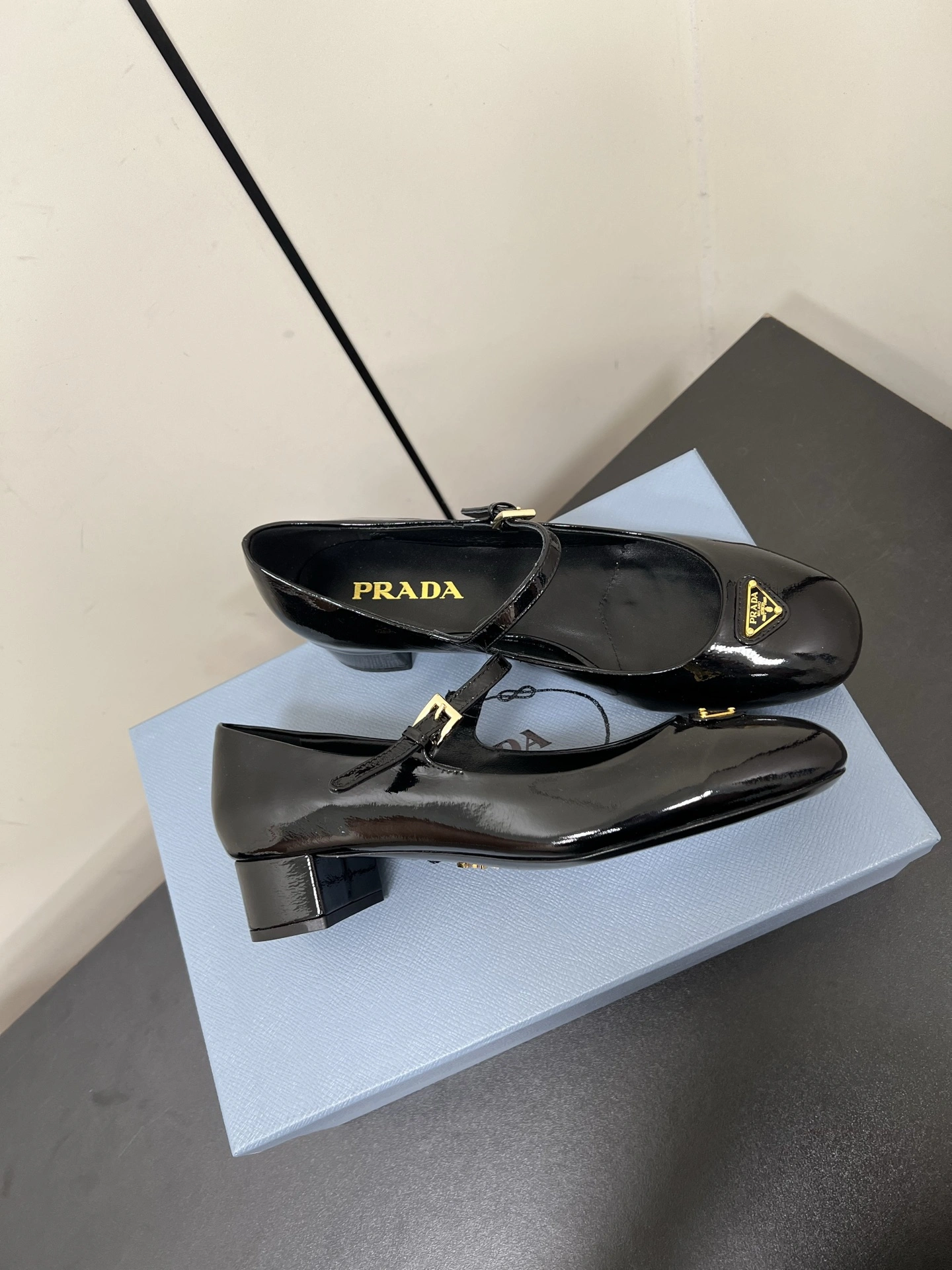 ¡Foto [5]-P700 PRADA 25ss Prada otoño e invierno la fuerza para atacar el tacón medio Mary Jane tacón grueso zapatos individuales zapatos de ballet súper serie de explosiones de varias estrellas principales netroots QIAO Xin Cheng Xiao la misma hebilla triángulo cabeza redonda (Mary Jane zapatos individuales)! ¡De moda versátil producto único agradable cada manera la belleza de pie firme exclusiva la! ¡Al igual que para usar tacones altos y el miedo de las hermanas cansadas mirar por encima de la parte inferior plana absolutamente dejar que el paso del pie la luz 100 por ciento no los pies cansados en el pie firme fácil! El tema de este año no se va a definir por la encarnación simple y concisa de la tela de textura importados de piel de oveja / charol forro de piel de oveja Triángulo etiqueta táctil sensación de bache y la versión original de la misma con la suela original Tamaño: #35-42 (40.41.42 costumbre no retornables)-Bolsas de alta moda