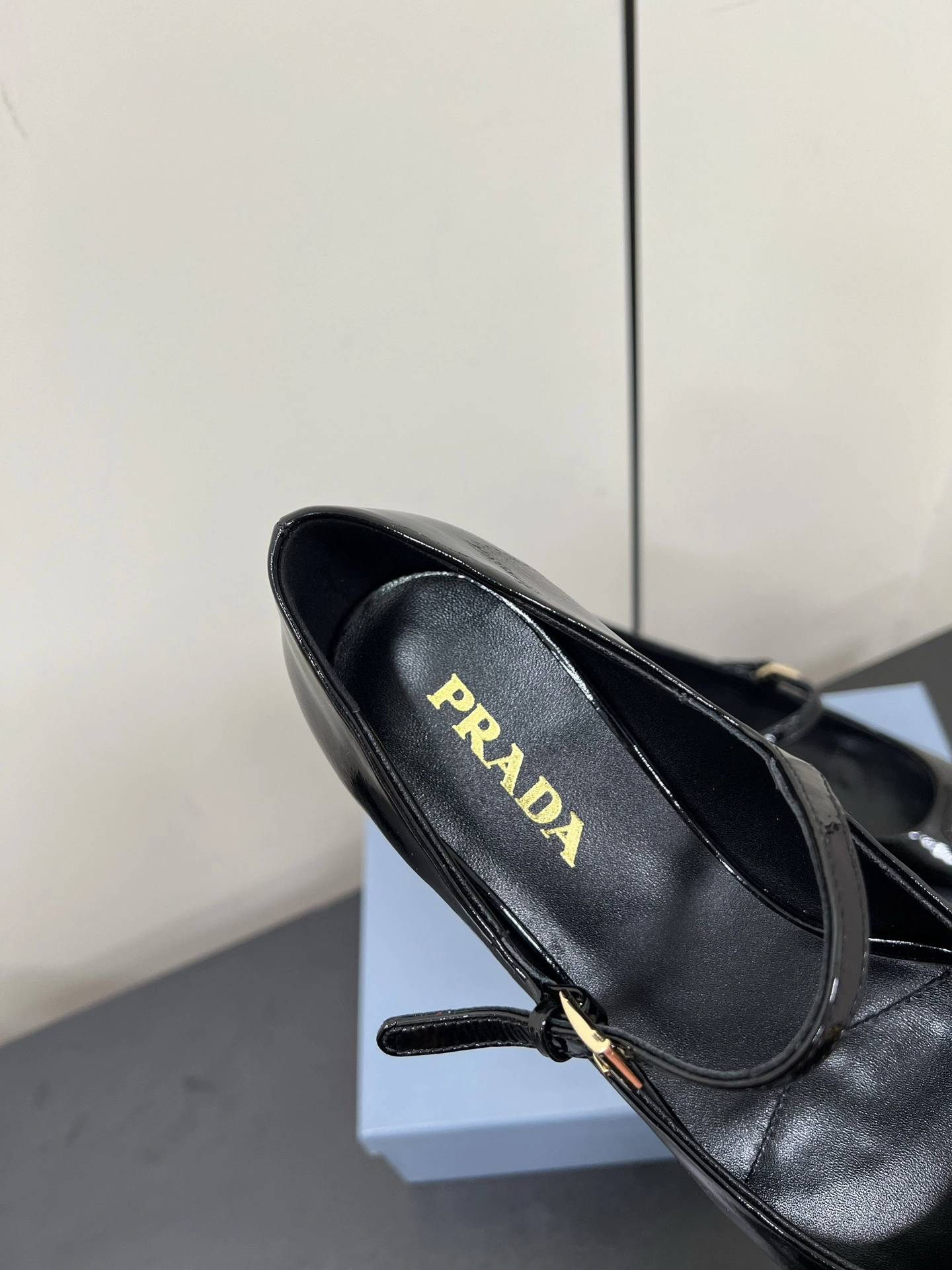 ¡Foto [7]-P700 PRADA 25ss Prada otoño e invierno la fuerza para atacar el tacón medio Mary Jane tacón grueso zapatos individuales zapatos de ballet súper serie de explosiones de varias estrellas principales netroots Qiao Xin Cheng Xiao la misma hebilla triángulo cabeza redonda (Mary Jane zapatos individuales)! ¡De moda versátil agradable único producto de cada manera la belleza de pie firme exclusiva la! ¡Al igual que para usar tacones altos y el miedo de las hermanas cansadas mirar por encima de la parte inferior plana absolutamente dejar que el paso del pie la luz 100 por ciento no los pies cansados en el pie firme fácil! El tema de este año no se va a definir por la encarnación simple y concisa de la tela de textura importados de piel de oveja / charol forro de piel de oveja etiqueta Triángulo sentir lleno de baches y la versión original de la misma con la suela original Tamaño: #35-42 (40.41.42 costumbre no retornables)-Bolsas de alta moda