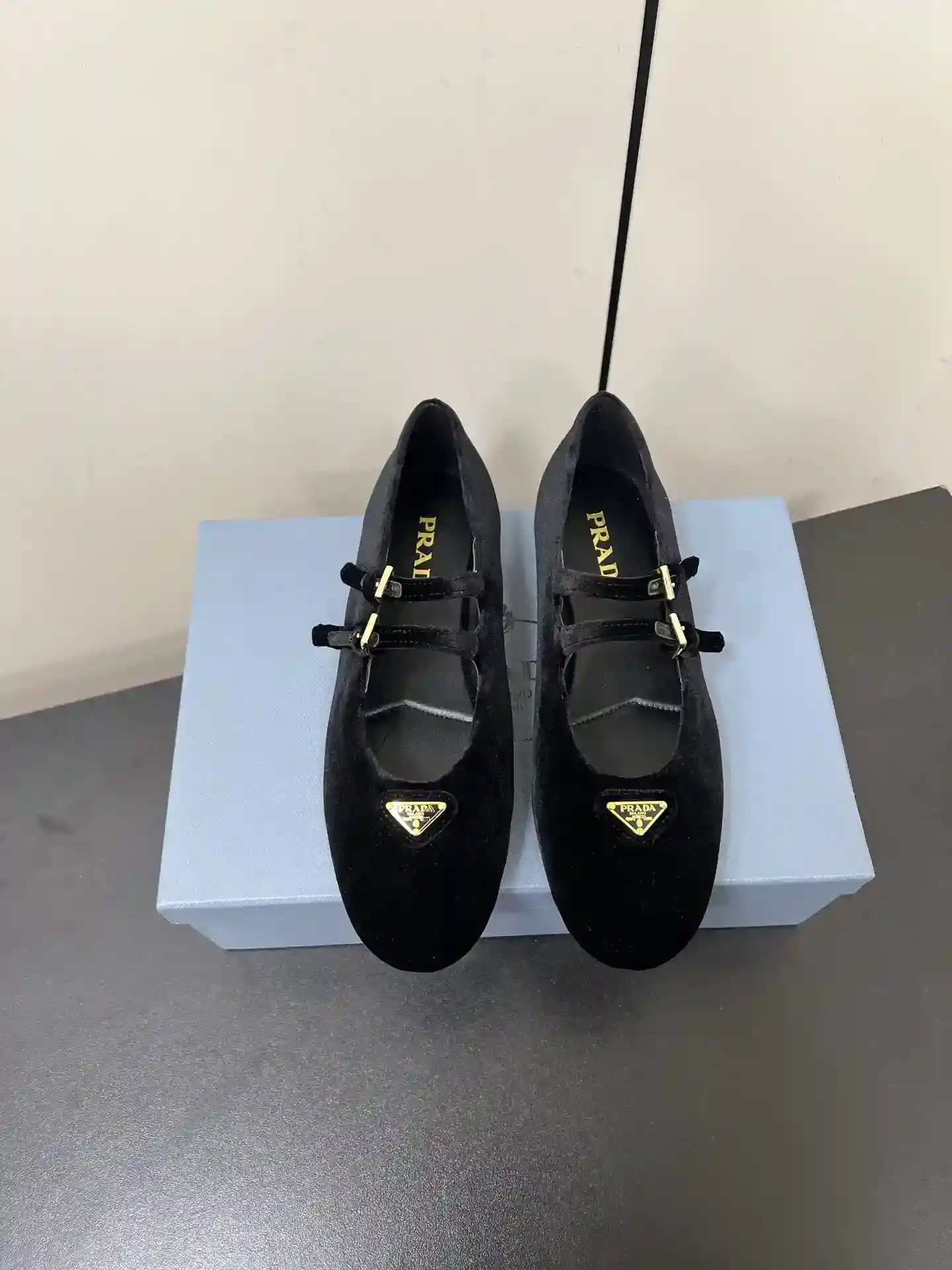 Double Strap Velvet P640 PRADA 25ss Prada outono e inverno força para vir Mary Jane sapatos simples sapatos de balé super burst série de explosões de várias grandes redes estrela vermelha Qiao Xin Cheng Xiao com a mesma cabeça redonda fivela triângulo (Mary Jane sapatos simples)! A moda versátil e agradável de um único produto em cada sentido, a beleza mantém-se firme e exclusiva! Como usar saltos altos e com medo de irmãs cansadas, olhar sobre o fundo plano absolutamente deixar o pé pisar luz 100 por cento não cansado pés no pé estável fácil! O tema deste ano não deve ser definido por uma personificação simples e concisa de textura de tecido de veludo importado forro de pele de carneiro etiqueta triangular toque sensação de colisão e a versão original do mesmo com a sola original Tamanho: #35-42 (40.41.42 personalizado não retornável) - Bolsas Faux altas