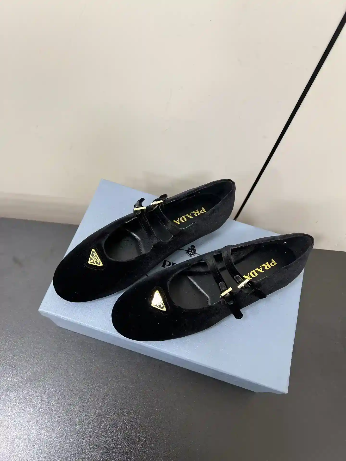 Imagem [3]-Double Strap Velvet P640 PRADA 25ss Prada outono e inverno força para vir Mary Jane sapatos simples sapatos de ballet super burst série de explosões de várias grandes estrelas netroots QIAO Xin Cheng Xiao com a mesma fivela triangular cabeça redonda (Mary Jane sapatos simples)! A moda versátil e agradável de um único produto em cada sentido, a beleza mantém-se firme e exclusiva! Como usar saltos altos e com medo de irmãs cansadas, olhar sobre o fundo plano absolutamente deixar o pé pisar luz 100 por cento não cansado pés no pé estável fácil! O tema deste ano não deve ser definido por uma personificação simples e concisa de textura de tecido de veludo importado forro de pele de carneiro etiqueta triangular toque sensação de colisão e a versão original do mesmo com a sola original Tamanho: #35-42 (40.41.42 personalizado não retornável) - Bolsas Faux altas