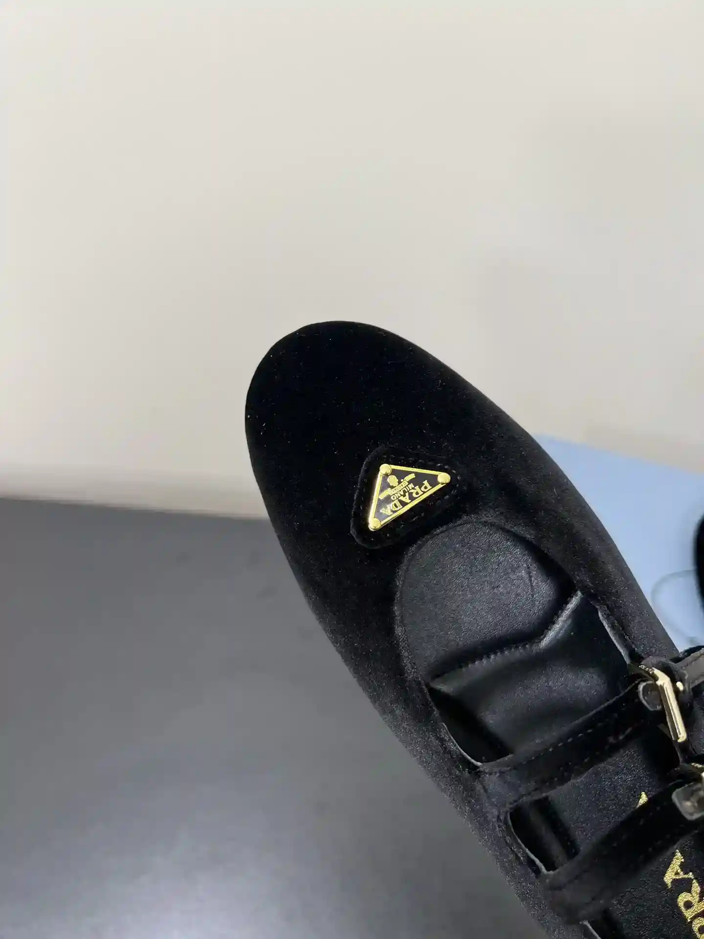 Imagem [6]-Double Strap Velvet P640 PRADA 25ss Prada outono e inverno força para vir Mary Jane sapatos simples sapatos de ballet super burst série de explosões de várias grandes estrelas netroots QIAO Xin Cheng Xiao com a mesma fivela triangular cabeça redonda (Mary Jane sapatos simples)! A moda versátil e agradável de um único produto em cada sentido, a beleza mantém-se firme e exclusiva! Como usar saltos altos e com medo de irmãs cansadas, olhar sobre o fundo plano absolutamente deixar o pé pisar luz 100 por cento não cansado pés no pé estável fácil! O tema deste ano não deve ser definido por uma personificação simples e concisa de textura de tecido de veludo importado forro de pele de carneiro etiqueta triangular toque sensação de colisão e a versão original do mesmo com a sola original Tamanho: #35-42 (40.41.42 personalizado não retornável) - Bolsas Faux altas