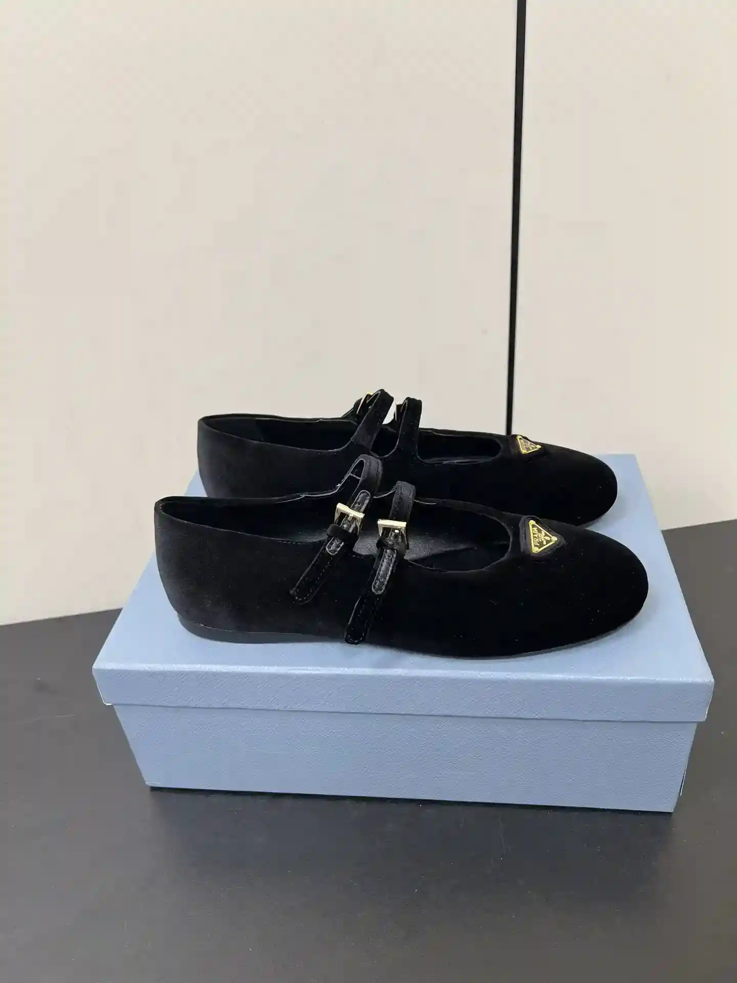 Imagem [4]-Double Strap Velvet P640 PRADA 25ss Prada outono e inverno força para vir Mary Jane sapatos simples sapatos de ballet super burst série de explosões de várias grandes estrelas netroots QIAO Xin Cheng Xiao com a mesma fivela triangular cabeça redonda (Mary Jane sapatos simples)! A moda versátil e agradável de um único produto em cada sentido, a beleza mantém-se firme e exclusiva! Como usar saltos altos e com medo de irmãs cansadas, olhar sobre o fundo plano absolutamente deixar o pé pisar luz 100 por cento não cansado pés no pé estável fácil! O tema deste ano não deve ser definido por uma personificação simples e concisa de textura de tecido de veludo importado forro de pele de carneiro etiqueta triangular toque sensação de colisão e a versão original do mesmo com a sola original Tamanho: #35-42 (40.41.42 personalizado não retornável) - Bolsas Faux altas