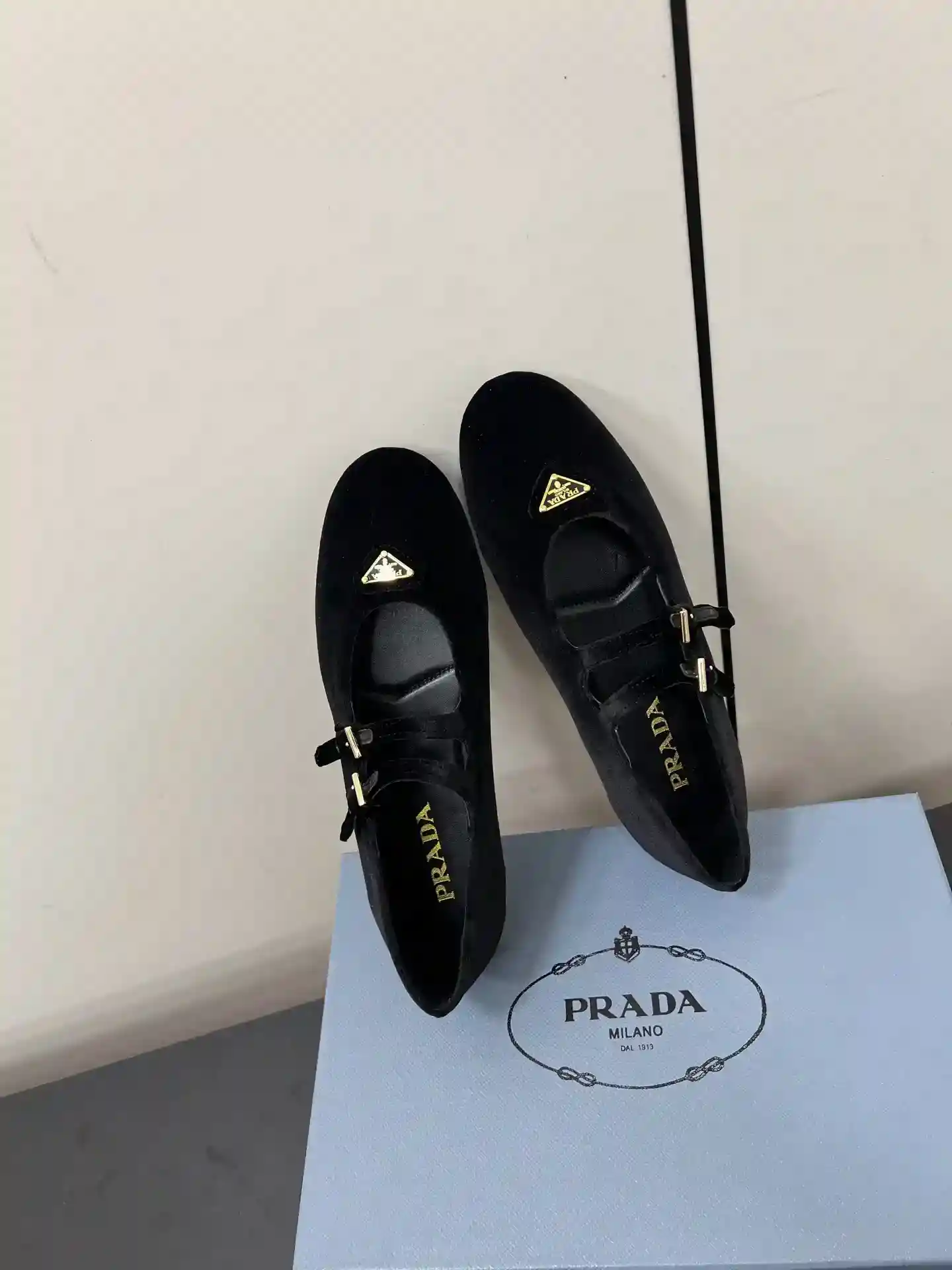 Imagem [5]-Double Strap Velvet P640 PRADA 25ss Prada outono e inverno força para vir Mary Jane sapatos simples sapatos de ballet super burst série de explosões de várias grandes estrelas netroots QIAO Xin Cheng Xiao com a mesma fivela triangular cabeça redonda (Mary Jane sapatos simples)! A moda versátil e agradável de um único produto em cada sentido, a beleza mantém-se firme e exclusiva! Como usar saltos altos e com medo de irmãs cansadas, olhar sobre o fundo plano absolutamente deixar o pé pisar luz 100 por cento não cansado pés no pé estável fácil! O tema deste ano não deve ser definido por uma personificação simples e concisa de textura de tecido de veludo importado forro de pele de carneiro etiqueta triangular toque sensação de colisão e a versão original do mesmo com a sola original Tamanho: #35-42 (40.41.42 personalizado não retornável) - Bolsas Faux altas