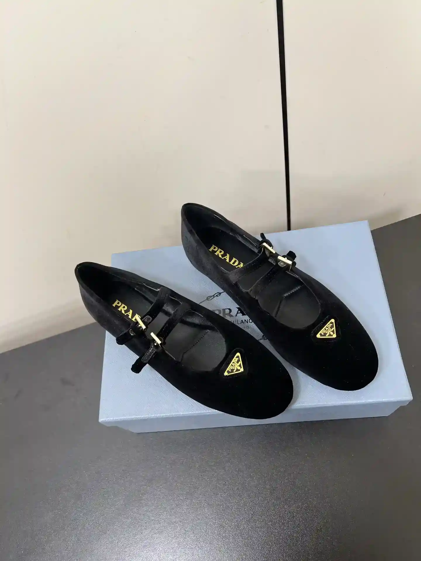 Imagem [2]-Double Strap Velvet P640 PRADA 25ss Prada outono e inverno força para vir Mary Jane sapatos simples sapatos de ballet super burst série de explosões de várias grandes estrelas netroots QIAO Xin Cheng Xiao com a mesma fivela triangular cabeça redonda (Mary Jane sapatos simples)! A moda versátil e agradável de um único produto em cada sentido, a beleza mantém-se firme e exclusiva! Como usar saltos altos e com medo de irmãs cansadas, olhar sobre o fundo plano absolutamente deixar o pé pisar luz 100 por cento não cansado pés no pé estável fácil! O tema deste ano não deve ser definido por uma personificação simples e concisa de textura de tecido de veludo importado forro de pele de carneiro etiqueta triangular toque sensação de colisão e a versão original do mesmo com a sola original Tamanho: #35-42 (40.41.42 personalizado não retornável) - Bolsas Faux altas