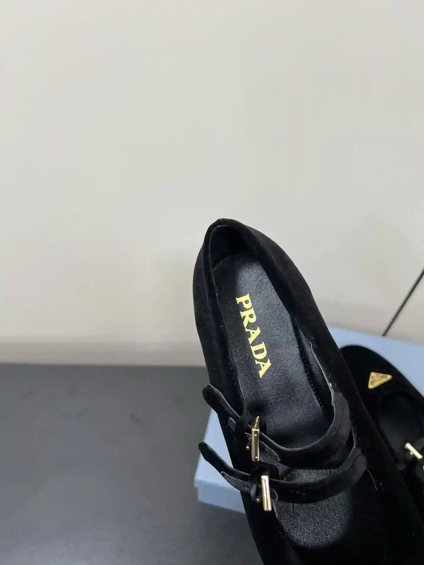 Imagem [7]-Double Strap Velvet P640 PRADA 25ss Prada outono e inverno força para vir Mary Jane sapatos simples sapatos de ballet super burst série de explosões de várias grandes estrelas netroots QIAO Xin Cheng Xiao com a mesma fivela triangular cabeça redonda (Mary Jane sapatos simples)! A moda versátil e agradável de um único produto em cada sentido, a beleza mantém-se firme e exclusiva! Como usar saltos altos e com medo de irmãs cansadas, olhar sobre o fundo plano absolutamente deixar o pé pisar luz 100 por cento não cansado pés no pé estável fácil! O tema deste ano não deve ser definido por uma personificação simples e concisa de textura de tecido de veludo importado forro de pele de carneiro etiqueta triangular toque sensação de colisão e a versão original do mesmo com a sola original Tamanho: #35-42 (40.41.42 personalizado não retornável) - Bolsas Faux altas