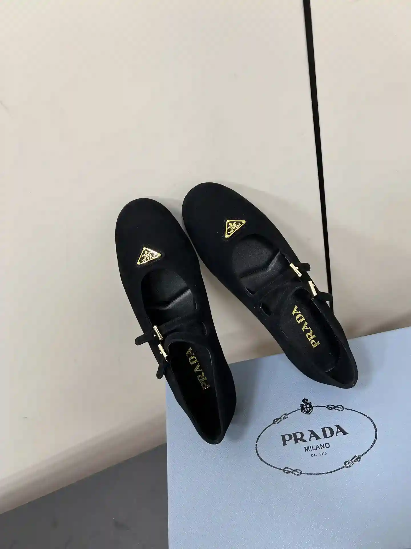 Imagem [5]-Carne de ovelha de alça dupla P680 PRADA 25ss Prada outono e inverno força para atacar Mary Jane sapatos individuais sapatos de balé super burst série de explosivos vários grande rede estrela vermelha QIAO Xin Cheng Xiao o mesmo parágrafo fivela triângulo cabeça redonda (Mary Jane sapatos individuais)! A moda versátil e agradável de um único produto em cada sentido, a beleza mantém-se firme e exclusiva! Como usar saltos altos e com medo de irmãs cansadas, olhar sobre o fundo plano absolutamente deixar o pé pisar luz 100 por cento não cansado pés no pé estável fácil! O tema deste ano não é definido por uma concretização simples e concisa de tecidos de textura importados de carne de caça forro de pele de carneiro etiqueta triangular sensação de toque sensação de solavanco e a versão original do mesmo com a sola exterior original Tamanho:#35-42(40.41.42 personalizado não retornável)-bolsas de alta moda