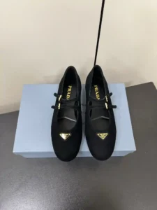 Correia dupla carne de ovelha P680 PRADA 25ss Prada outono e inverno força para atacar Mary Jane sapatos individuais sapatos de balé super burst série de explosivos vários grande rede estrela vermelha QIAO Xin Cheng Xiao o mesmo parágrafo fivela triângulo cabeça redonda (Mary Jane sapatos individuais)! A moda versátil e agradável de um único produto em cada sentido, a beleza mantém-se firme e exclusiva! Como usar saltos altos e com medo de irmãs cansadas, olhar sobre o fundo plano absolutamente deixar o pé pisar luz 100 por cento não cansado pés no pé estável fácil! O tema deste ano não é definido por uma concretização simples e concisa de tecidos de textura importados de carne de caça forro de pele de carneiro etiqueta triangular sensação de toque sensação de solavanco e a versão original do mesmo com a sola exterior original Tamanho:#35-42(40.41.42 personalizado não retornável)-bolsas de alta moda