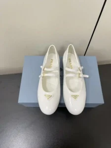 ¡Doble correa de charol P680 PRADA 25ss Prada otoño e invierno la fuerza para atacar a Mary Jane zapatos individuales zapatos de ballet súper serie de explosiones de varios red principal estrella roja Qiao Xin Cheng Xiao con la misma cabeza redonda triángulo hebilla (Mary Jane zapatos individuales)! ¡De moda versátil producto único agradable cada manera la belleza de pie firme exclusiva la! ¡Al igual que para usar tacones altos y el miedo de las hermanas cansadas mirar por encima de la parte inferior plana absolutamente dejar que el paso del pie la luz 100 por ciento no los pies cansados en el pie firme fácil! El tema de este año no se va a definir por la encarnación simple y concisa de la textura de la tela importada de charol forro de piel de oveja Triángulo etiqueta táctil sensación de bache y la versión original de la misma con la suela original Tamaño:#35-42 (40.41.42 costumbre no retornables)-Altos bolsos de imitación