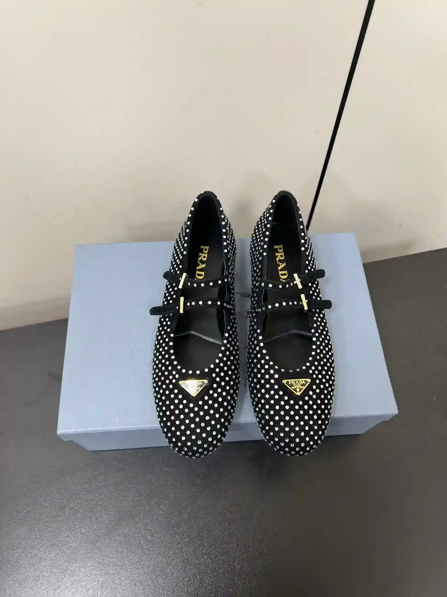 Duplo com face de diamante P700 PRADA 25ss Prada outono e inverno força para atacar Mary Jane sapatos simples sapatos de balé super burst série de explosivos vários grande rede estrela vermelha Qiao Xin Cheng Xiao o mesmo parágrafo cabeça redonda fivela triângulo (Mary Jane sapatos simples)! A moda versátil e agradável de um único produto em cada sentido, a beleza mantém-se firme e exclusiva! Como usar saltos altos e com medo de irmãs cansadas olhar sobre o fundo plano absolutamente deixar o pé pisar luz 100 por cento não cansado pés no pé estável fácil! O tema deste ano não deve ser definido pela incorporação simples e concisa de textura de tecido importado de pele de carneiro forro de pele de carneiro etiqueta Triângulo toque sensação de colisão e a versão original do mesmo com a sola original Tamanho: #35-42 (40.41.42 personalizado não retornável) - Bolsas Faux altas