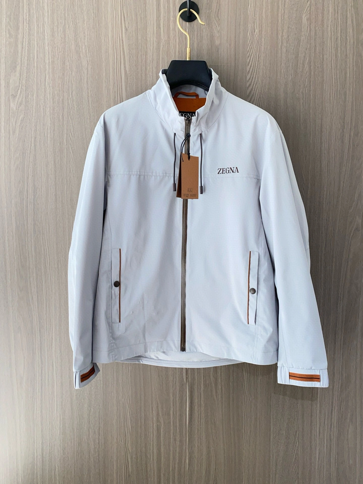 P770 Zegna Zegna 2025 début liste de printemps 狠货 tissus importés italiens à la mode veste réversible manteau coupe-vent européen haut du corps plus décontracté généreux compteur matériel original luxe haut de gamme accessoires personnalisés nouveau ! Marque luxueuse caractéristiques logo embellissement conception de la plus haute qualité sur le marché, accessoires originaux pour le summum du luxe ! Doux et confortable sur le corps explosion beau ! Convient à toutes les scènes ! Taille : M-XXXL (178 140 livres L port maximum 190 livres)-sacs haute couture