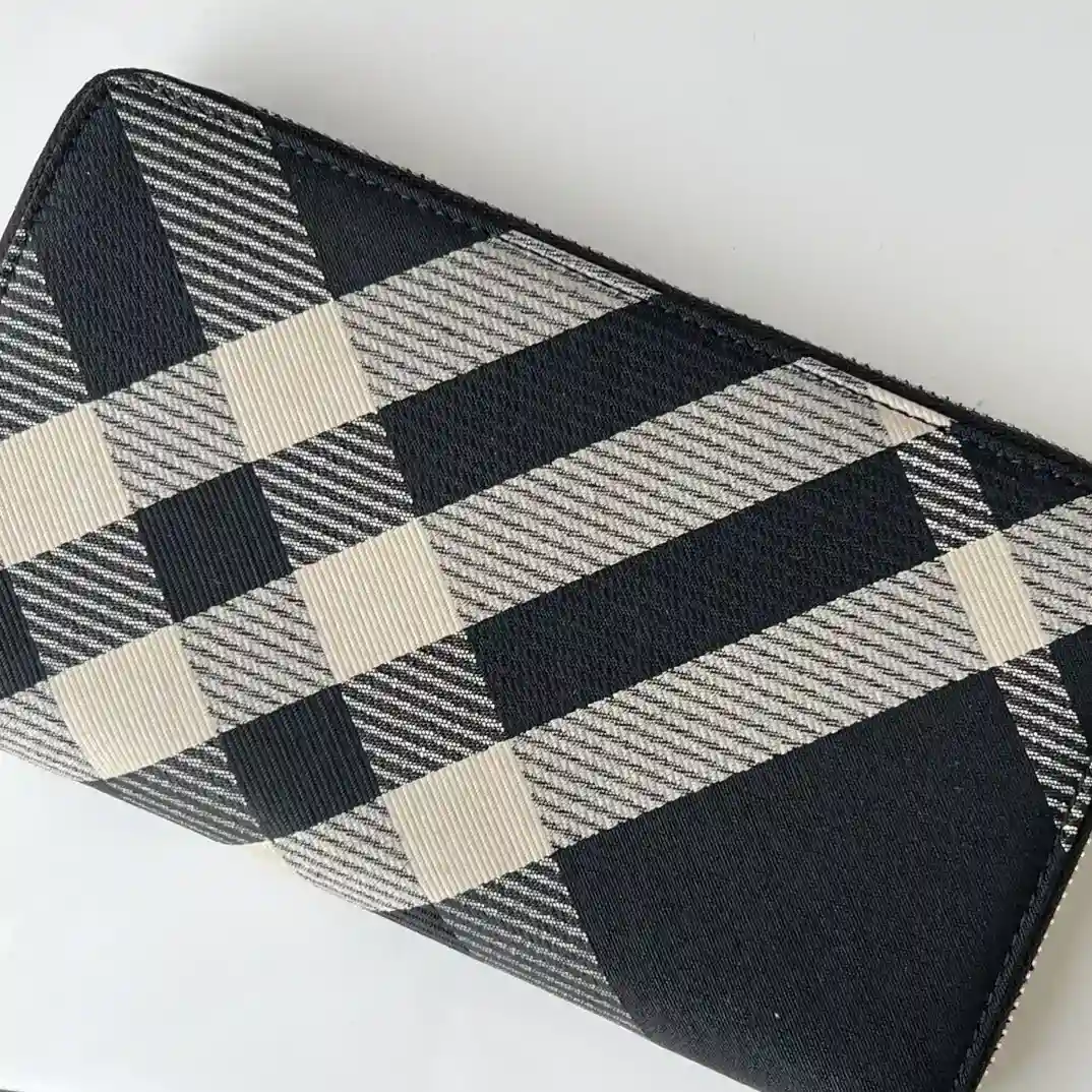 Image [5]-Burberry Large Zipper Money Clip Decorative Jacquard Worsted Checker Pattern with B Zipper Head Features Leather Lining Size Suitable for Storing Global Currency B-Home Product ~~~👉👍 Fine Workmanship 💋 Physical Photography 📷🆔🆔🆔🆔 80895101 black size 21cm*12cm*2.5cm 220-high replica bags