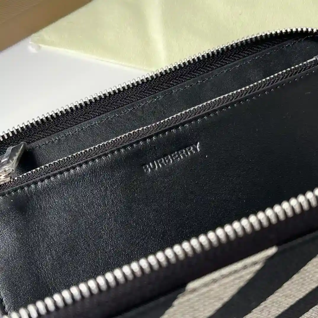 Image [8]-Burberry Large Zipper Money Clip Decorative Jacquard Worsted Checker Pattern with B Zipper Head Featuring Leather Lining Size Suitable for Storing Global Currencies B-Home Product ~~~👉👍 Fine Workmanship 💋 Physical Photography📷🆔🆔🆔 80895101 black size 21cm*12cm*2.5cm 220-high replica bags