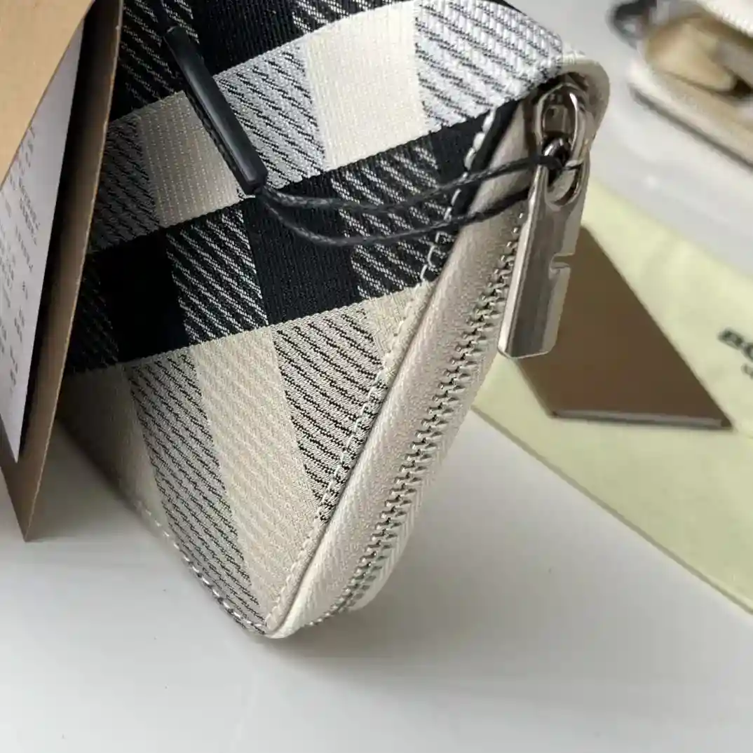 Image [4]-Burberry Large Zipper Money Clip Decorative Jacquard Worsted Checker Pattern with B Zipper Head Features Leather Lining Size Suitable for Storing Global Currency B-Home Product ~~~👉👍 Fine Workmanship 💋 Physical Photography📷🆔🆔🆔 80895101 white size 21cm*12cm*2.5cm 220-high replica bags