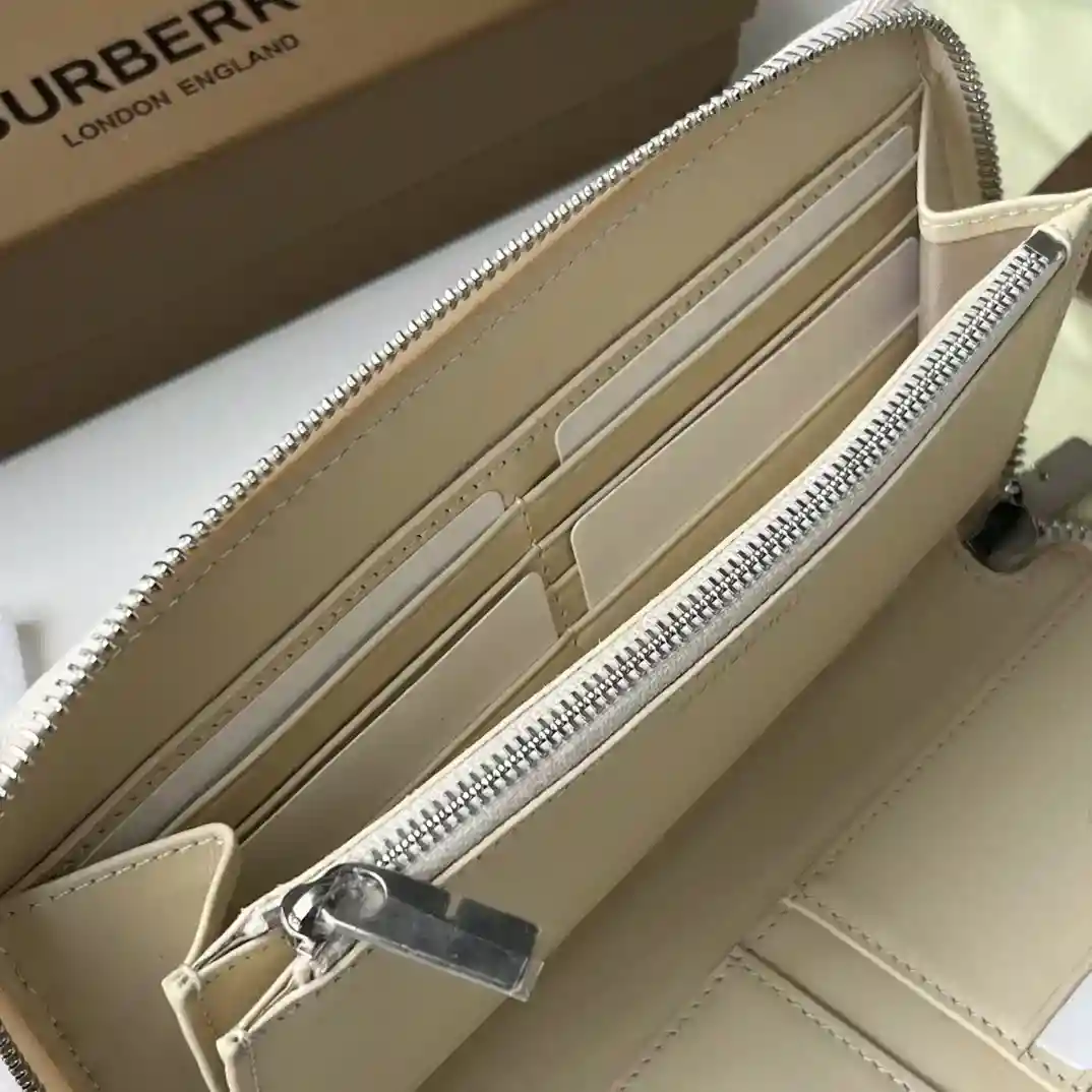 Image [7]-Burberry Large Zipper Money Clip Decorative Jacquard Worsted Checker Pattern with B Zipper Head Features Leather Lining Size Suitable for Storing Global Currency B-Home Product ~~~👉👍 Fine Workmanship 💋 Physical Photography 📷🆔🆔🆔🆔 80895101 white size 21cm*12cm*2.5cm 220-high replica bags