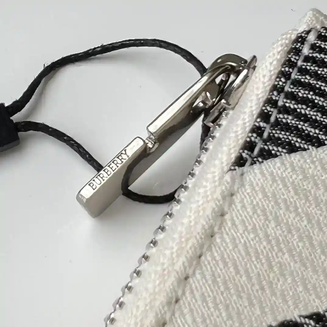 Image [3]-Burberry Large Zipper Money Clip Decorative Jacquard Worsted Checker Pattern with B Zipper Head Features Leather Lining Size Suitable for Storing Global Currency B-Home Product ~~~👉👍 Fine Workmanship 💋 Physical Photography📷🆔🆔🆔 80895101 white size 21cm*12cm*2.5cm 220-high replica bags