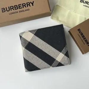 Burberry bi-fold short money clip selects cotton blend fabric to create a decorative jacquard worsted plaid pattern using leather lining size suitable for storing global currency B-home product ~~ 👉👍 fine workmanship 💋 Physical shooting 📷🆔🆔🆔80895201 Black Size. 11cm*10cm* 150- high quality bags