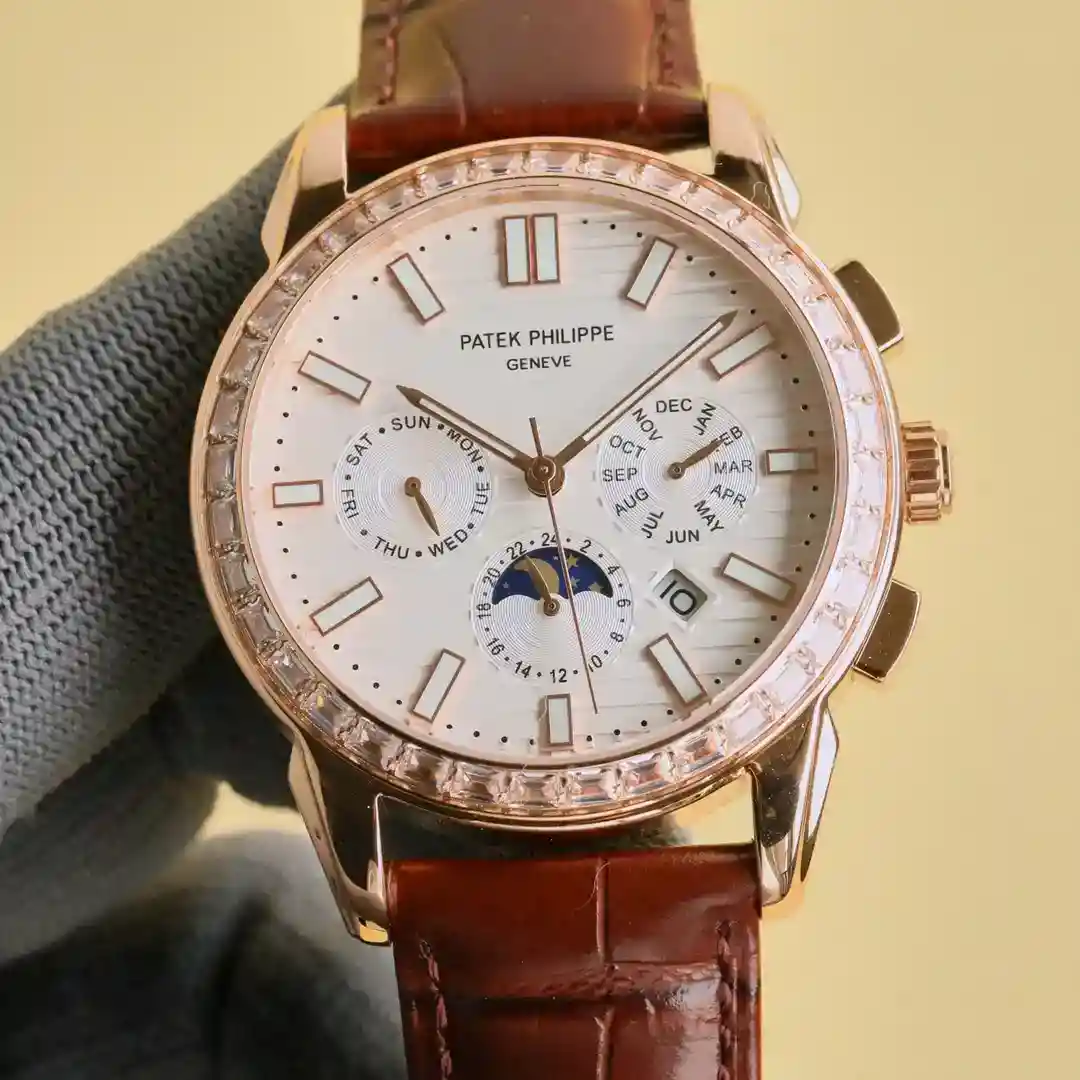 Image [5]-Patek Philippe Patek Philippe or rose 42 mm diamètre de la montre adapté à la masse des mains de l'homme pouces très professionnel peut également loisirs impact visuel est forte inoubliable texture physique plus belle 1 ⃣️ avec importé 9100 mouvement multifonctionnel n'est pas le marché mouvement domestique ordinaire (zéro réparation) fonction (24 heures, semaine/étoile/mois) cette montre a une réserve de marche de 38-48 heures. Cette montre a une réserve de marche de 38-48 heures. 2 ⃣️ acier inoxydable 316L importé avec placage sous vide au four de qualité 18k ! 3 ⃣️ avec un bracelet exclusif en cuir de vachette à écailles carrées avec verre saphir résistant aux rayures ! Patek Philippe Simple et sans complication ! Patek Philippe est simple et sans fioritures !