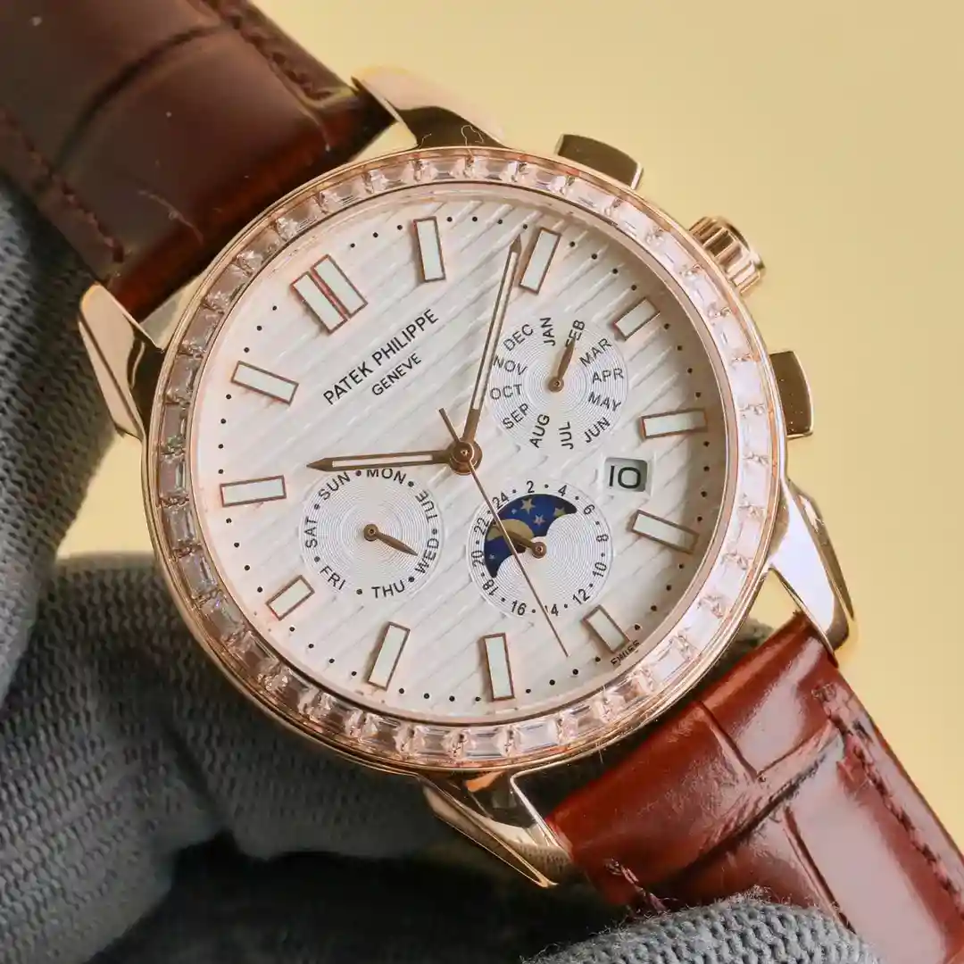 Image [6]-Patek Philippe Patek Philippe or rose 42 mm diamètre de la montre adapté à la masse des mains de l'homme pouces très professionnel peut également loisirs impact visuel est forte inoubliable texture physique plus belle 1 ⃣️ avec importé 9100 mouvement multifonctionnel n'est pas le marché mouvement domestique ordinaire (zéro réparation) fonction (24 heures, semaine/étoile/mois) cette montre a une réserve de marche de 38-48 heures. Cette montre a une réserve de marche de 38-48 heures. 2 ⃣️ acier inoxydable 316L importé avec placage sous vide au four de qualité 18k ! 3 ⃣️ avec un bracelet exclusif en cuir de vachette à écailles carrées avec verre saphir résistant aux rayures ! Patek Philippe Simple et sans complication ! Patek Philippe est simple et sans fioritures !