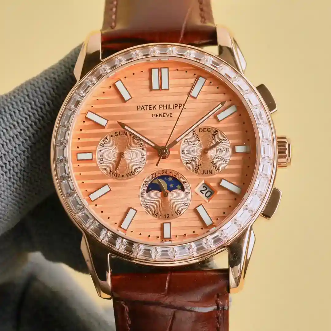 Image [3]-Patek Philippe Patek Philippe or rose 42 mm diamètre de la montre adapté à la masse des mains de l'homme pouces très professionnel peut également loisirs impact visuel est forte inoubliable texture physique plus belle 1 ⃣️ avec importé 9100 mouvement multifonctionnel n'est pas le marché mouvement domestique ordinaire (zéro réparation) fonction (24 heures, semaine/étoile/mois) cette montre a une réserve de marche de 38-48 heures. Cette montre a une réserve de marche de 38-48 heures. 2 ⃣️ acier inoxydable 316L importé avec placage sous vide au four de qualité 18k ! 3 ⃣️ avec un bracelet exclusif en cuir de vachette à écailles carrées avec verre saphir résistant aux rayures ! Patek Philippe Simple et sans complication ! Patek Philippe est simple et sans fioritures !