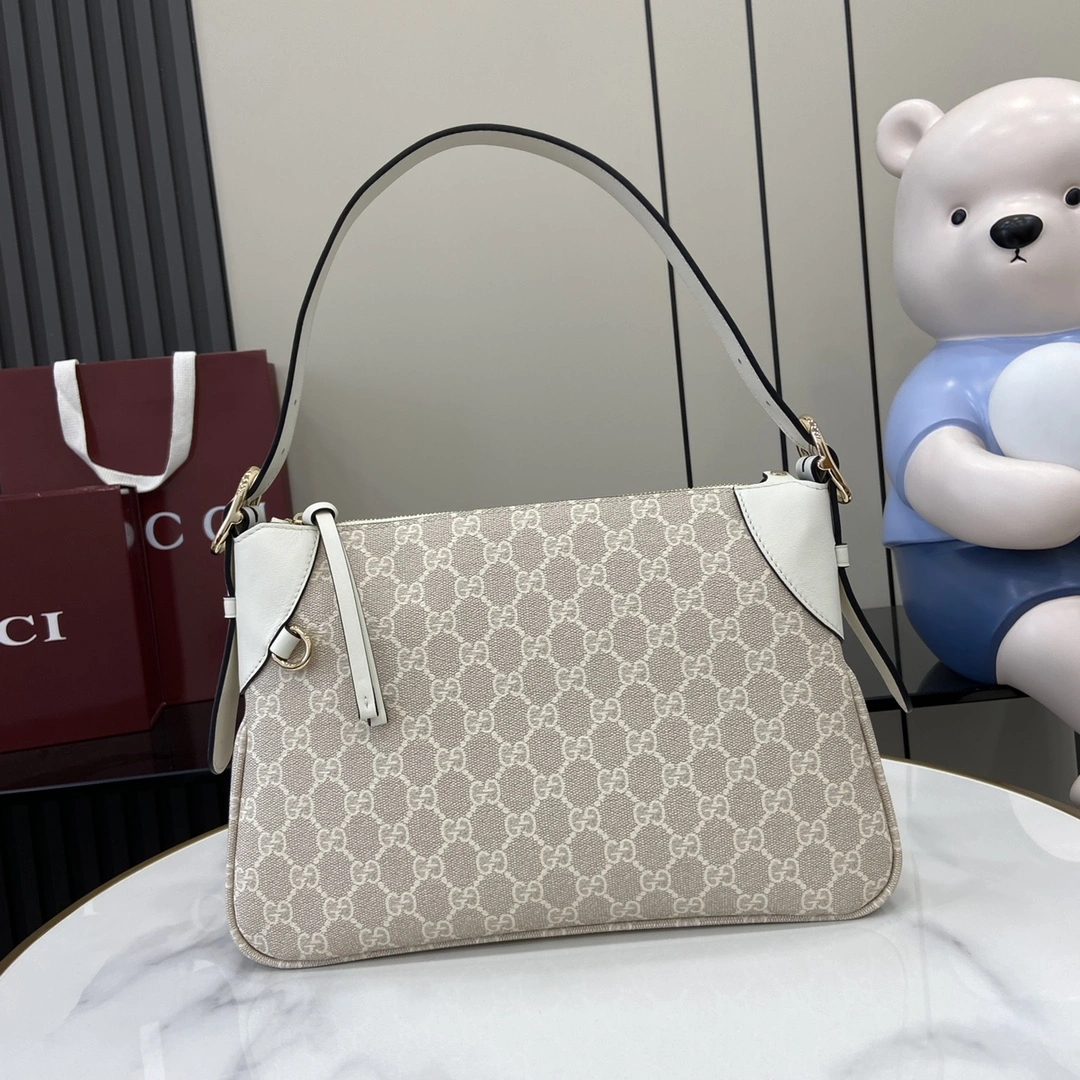 p920 Gucci Emblem系列焕新诠释品牌的隽永优雅风范和精湛工艺这款中号肩背包配有用于系挂可拆卸物品的D形环更添实用功能米色和白色全新GG字母图案涂层织物米白色皮革滚边饰对比色缝线红绿织带棉布衬里另配有用于系挂可拆卸物品的D形环内部：1个拉链袋肩带：高11.5 – 22.5厘米；长72厘米拉链开合重量：约450克型号：815216尺寸：31.5厘米（宽）x 21厘米（高）x 8厘米（深）颜色：米胶米白/意大利创作-高仿包包