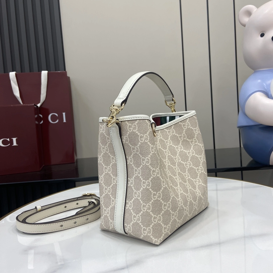 图片[2]-p920 Gucci Emblem系列焕新诠释品牌的隽永优雅风范和精湛工艺这款迷你水桶包设有一个内部隔层时尚而不失实用性
米色和白色全新GG字母图案涂层织物
米白色皮革滚边饰对比色缝线
钩扣开合手柄；高14厘米
另配有用于系挂可拆卸物品的D形环
内部：2个隔层和1个中央按扣隔层
可拆卸可调节皮革肩带（高52厘米 – 57.5厘米）；长度可在107厘米与114厘米之间调节
磁力按扣开合
型号：815118
尺寸：19厘米（宽）x 18厘米（高）x 11厘米（深）
颜色：米胶米白皮/
重量：约0.45千克
意大利创作-高仿包包