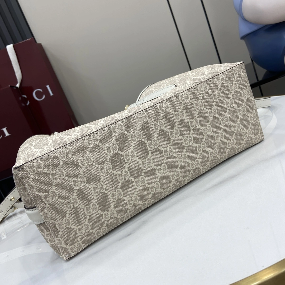 图片[4]-p960 Gucci Emblem系列焕新诠释品牌的隽永优雅风范和精湛工艺这款小号托特包配有可调节手柄饰以示数孔眼灵感源自马术世界米色和白色全新GG字母图案涂层织物米白色皮革滚边饰对比色缝线另配有用于系挂可拆卸物品的D形环饰示数孔眼可调节手柄；高18厘米 – 28厘米内部：2个隔层和1个中央拉链隔层可调节皮革肩带（高51.5厘米 – 57厘米）；长度可在104厘米与114厘米之间调节磁力按扣开合型号：815214尺寸：30厘米（宽）x 18厘米（高）x 11厘米（深）颜色：米胶白皮/重量：约0.8千克意大利创作-高仿包包