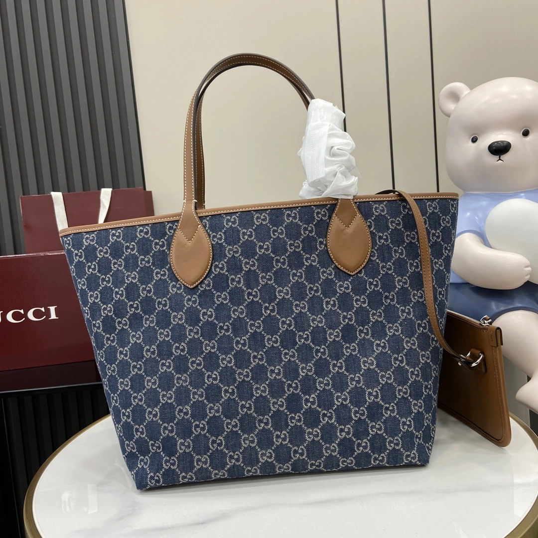 图片[3]-p1120 Gucci Totissima系列糅合“tote”一词与意大利语中表示最高级的词语“issima”彰显这款手袋的实用功能和隽永底色这款中号托特包内附可拆卸手拿包蓝色GG牛仔面料棕色皮革滚边饰对比色缝线蓝色棉麻衬里可拆卸手拿包：21.5厘米（宽）x 12.5厘米（高）顶部提手（21厘米高）型号：820481尺寸：30.5厘米（宽）x 28厘米（高）x 27厘米（深）颜色：蓝色牛仔面料/重量：约0.6千克意大利创作-高仿包包