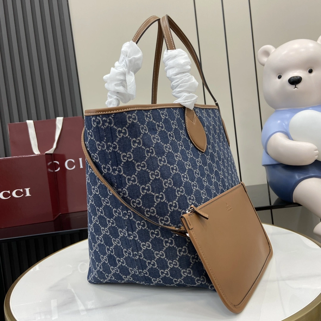 图片[2]-p1120 Gucci Totissima系列糅合“tote”一词与意大利语中表示最高级的词语“issima”彰显这款手袋的实用功能和隽永底色这款中号托特包内附可拆卸手拿包蓝色GG牛仔面料棕色皮革滚边饰对比色缝线蓝色棉麻衬里可拆卸手拿包：21.5厘米（宽）x 12.5厘米（高）顶部提手（21厘米高）型号：820481尺寸：30.5厘米（宽）x 28厘米（高）x 27厘米（深）颜色：蓝色牛仔面料/重量：约0.6千克意大利创作-高仿包包