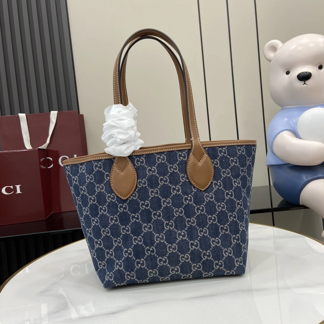 图片[3]-p980 Gucci Totissima系列糅合“tote”一词与意大利语中表示最高级的词语“issima”彰显这款小号托特包的实用功能和隽永底色蓝色GG牛仔面料棕色皮革滚边饰对比色缝线蓝色棉麻衬里顶部提手（20厘米高）型号：820496尺寸：22厘米（长）x 19厘米（宽）x 18厘米（深）颜色：蓝色牛仔面料/重量：约0.3千克意大利创作-高仿包包