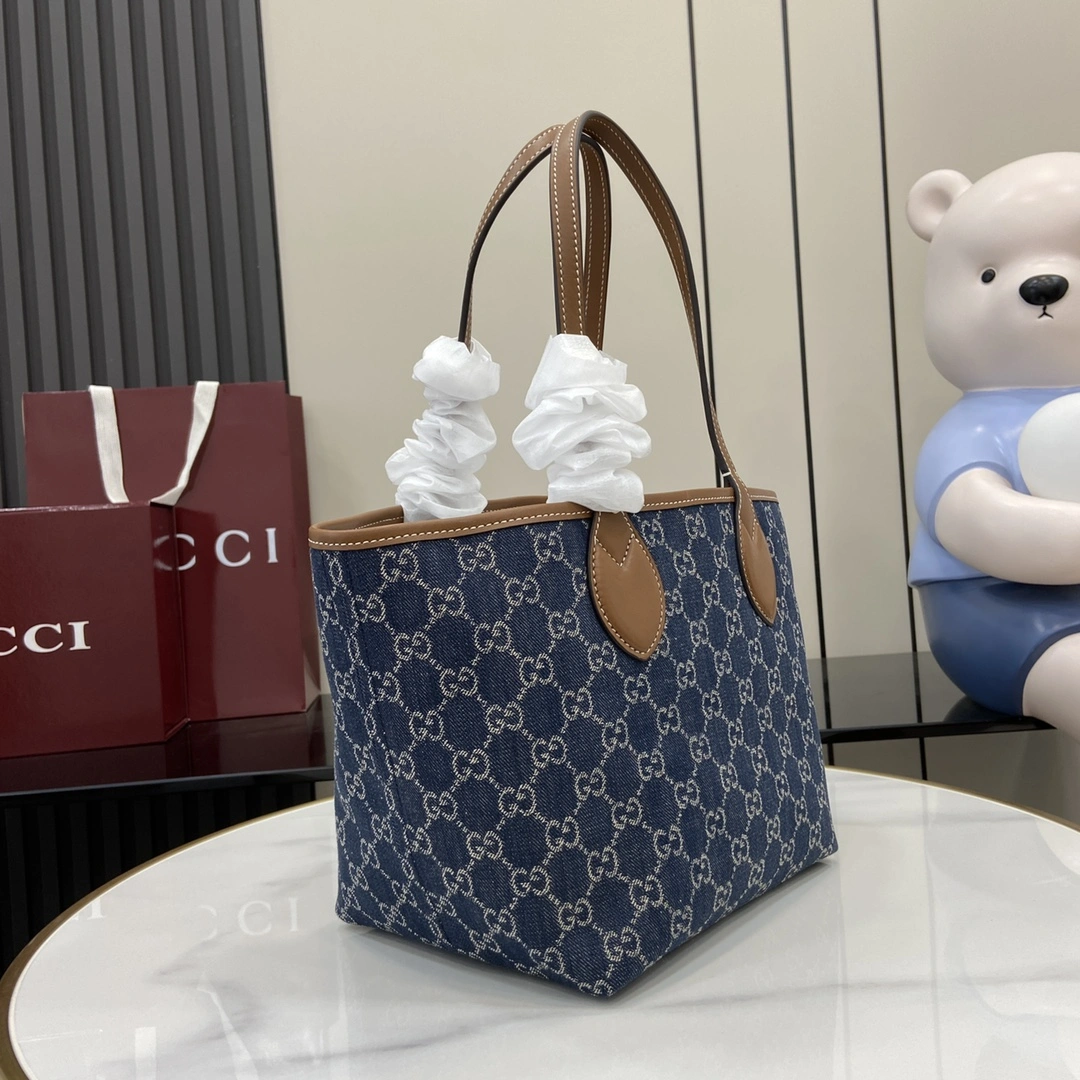 图片[2]-p980 Gucci Totissima系列糅合“tote”一词与意大利语中表示最高级的词语“issima”彰显这款小号托特包的实用功能和隽永底色蓝色GG牛仔面料棕色皮革滚边饰对比色缝线蓝色棉麻衬里顶部提手（20厘米高）型号：820496尺寸：22厘米（长）x 19厘米（宽）x 18厘米（深）颜色：蓝色牛仔面料/重量：约0.3千克意大利创作-高仿包包